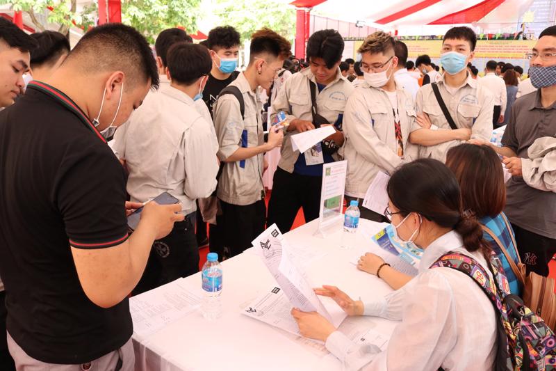 6Pg88.con độc quyền mỗi ngày tìm kiếm lao động tại các phiên giao dịch việc làm. Ảnh - N.Dương.