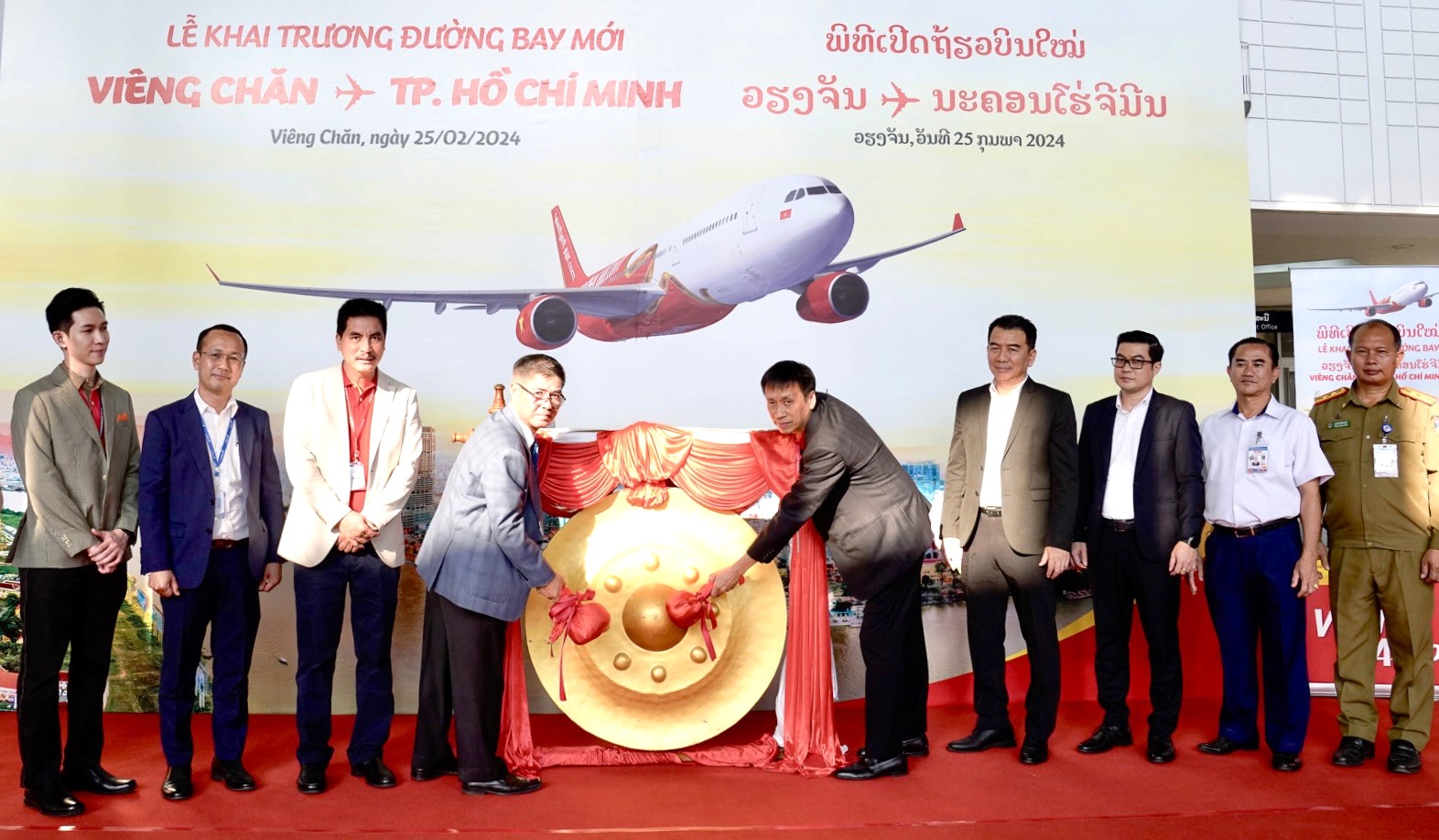 &Ocirc;ng Bounteng Symoon &ndash; Ph&oacute; T&ocirc;̉ng Cục trưởng Cục H&agrave;ng kh&ocirc;ng D&acirc;n dụng L&agrave;o v&agrave; &ocirc;ng Nguyễn Thanh Sơn - Ph&oacute; Tổng gi&aacute;m đốc Vietjet c&ugrave;ng c&aacute;c đại biểu thực hiện nghi thức khai trương đường bay mới tại s&acirc;n bay Wattay, Vi&ecirc;ng Chăn, L&agrave;o.