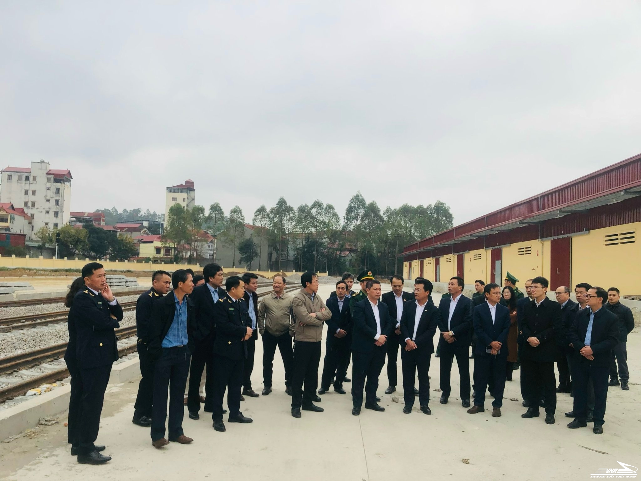 Đo&agrave;n c&ocirc;ng t&aacute;c của Tổng C&ocirc;ng ty Đường sắt Việt Nam đi khảo s&aacute;t thực tế tại Ga Đồng Đăng.