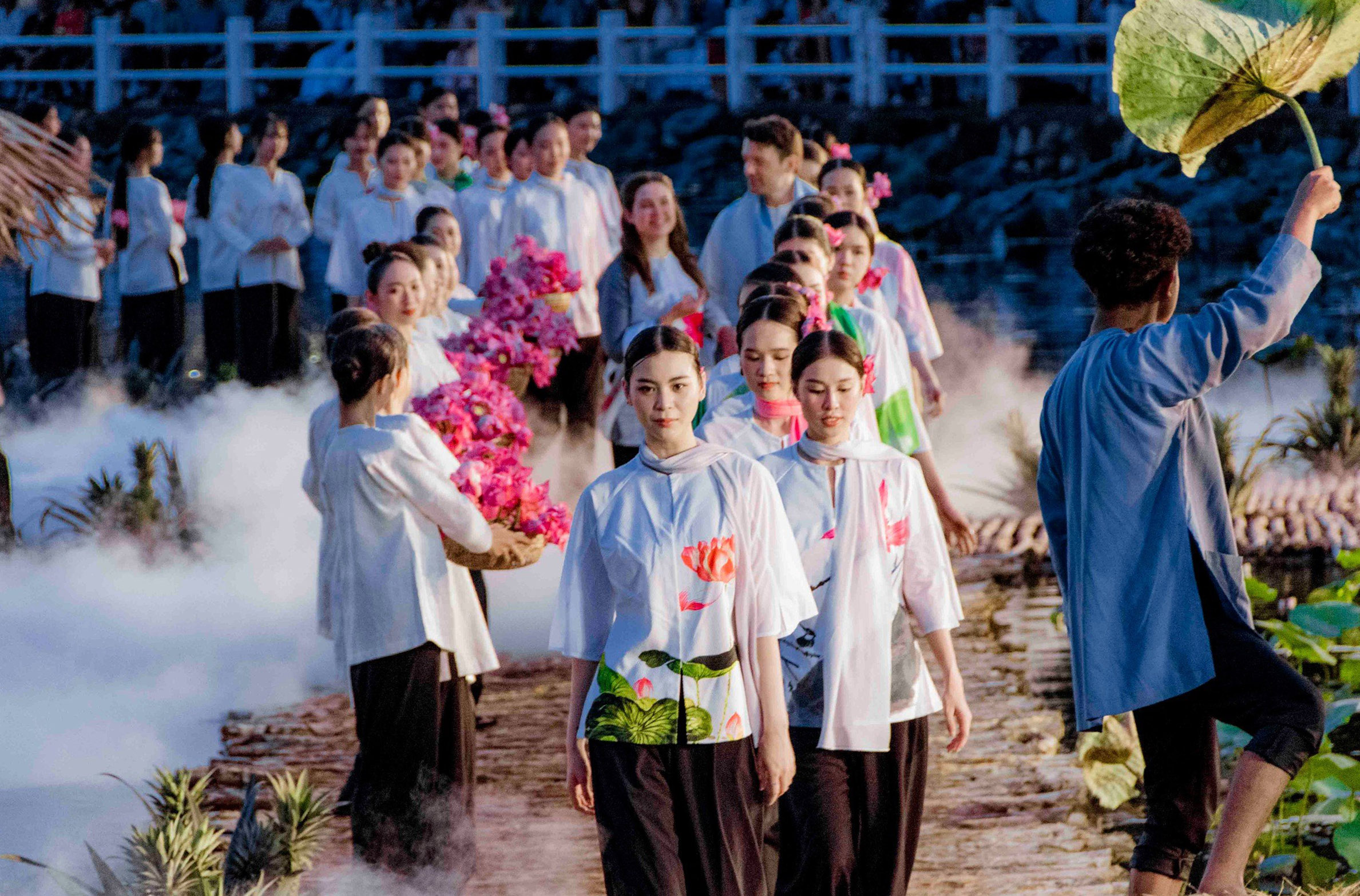 Festival &Aacute;o b&agrave; ba tại Hậu Giang mang đậm dấu ấn ri&ecirc;ng.
