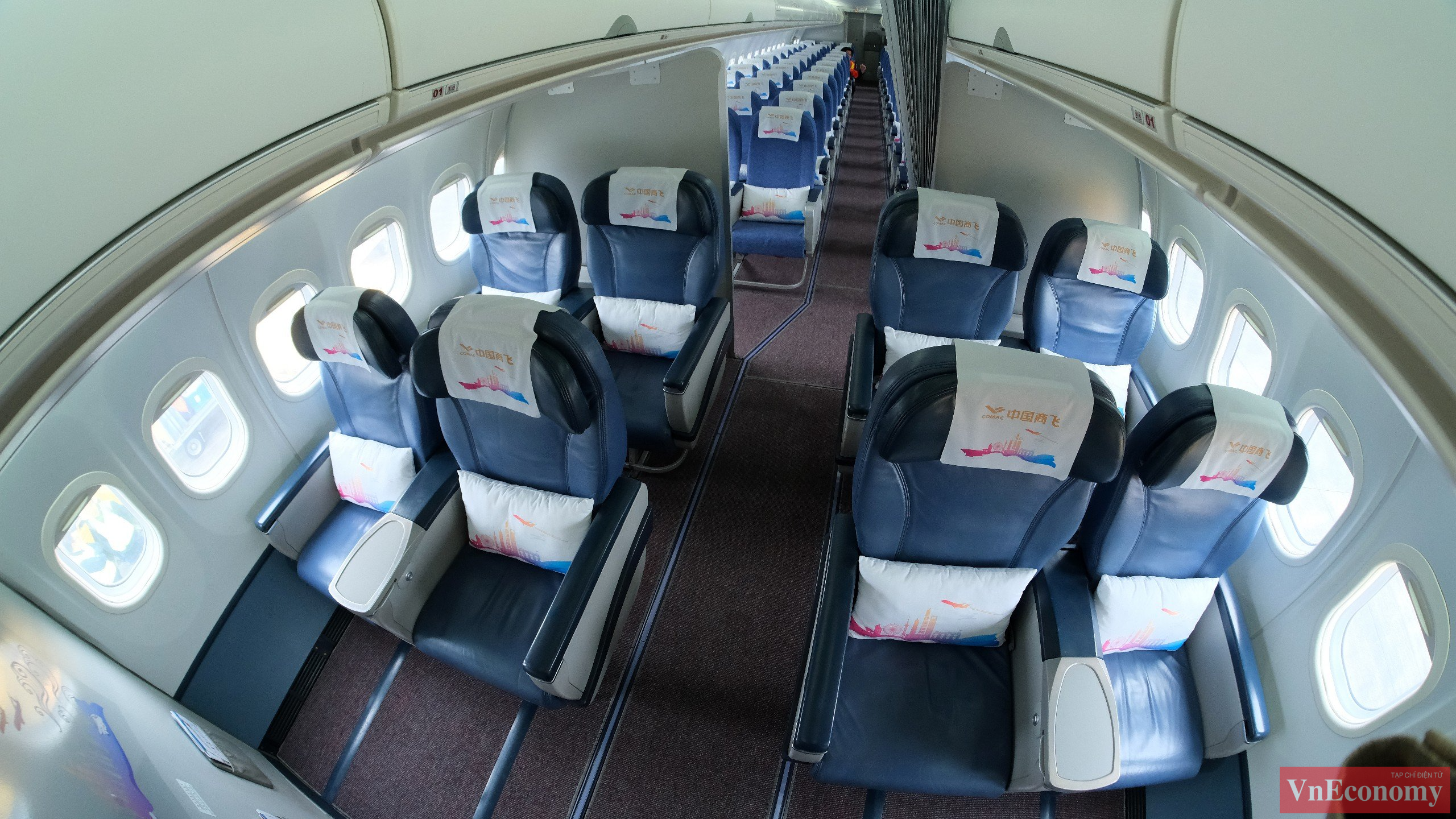 Trong khi đ&oacute;,&nbsp;&nbsp;ARJ21-700 l&agrave; m&aacute;y bay phản lực hai động cơ với tối đa 90 chỗ ngồi.