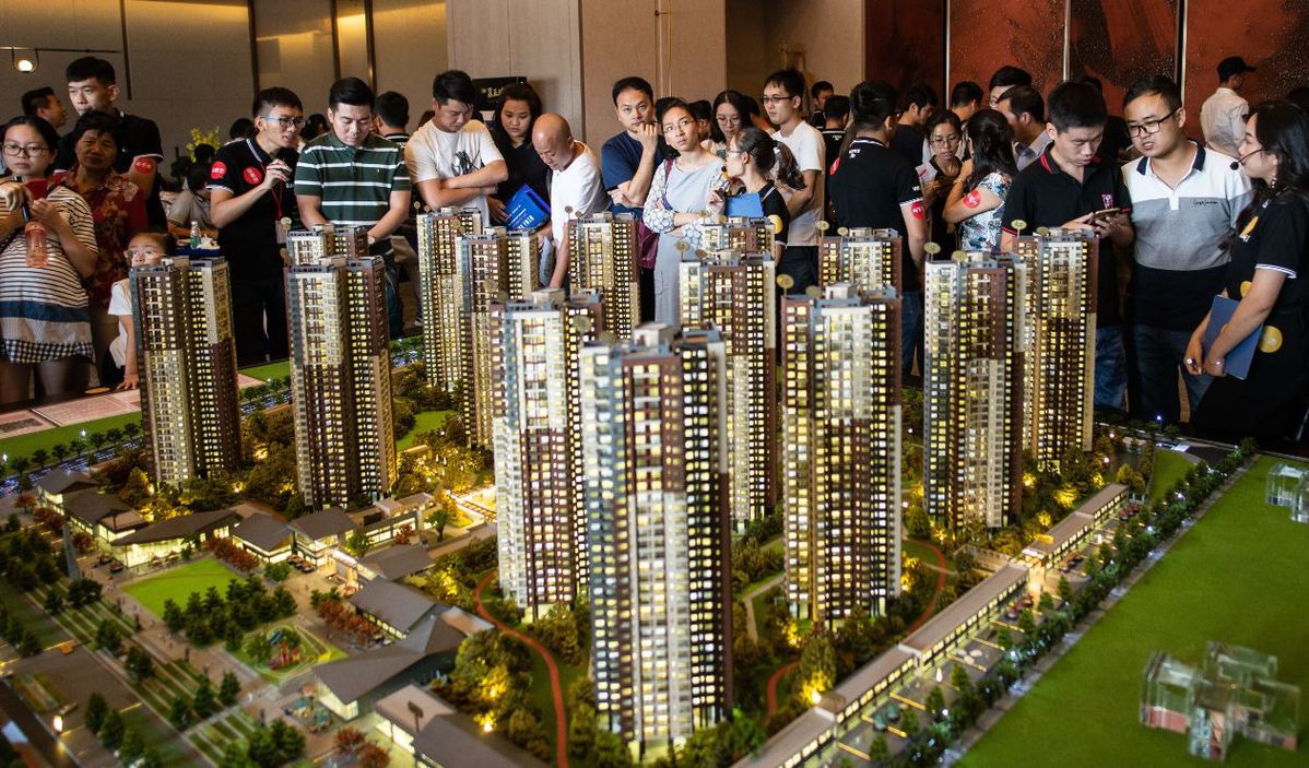 Doanh số bất động sản sụt giảm bởi niềm tin của người mua nh&agrave; tiếp tục đi xuống - Ảnh: Xinhua