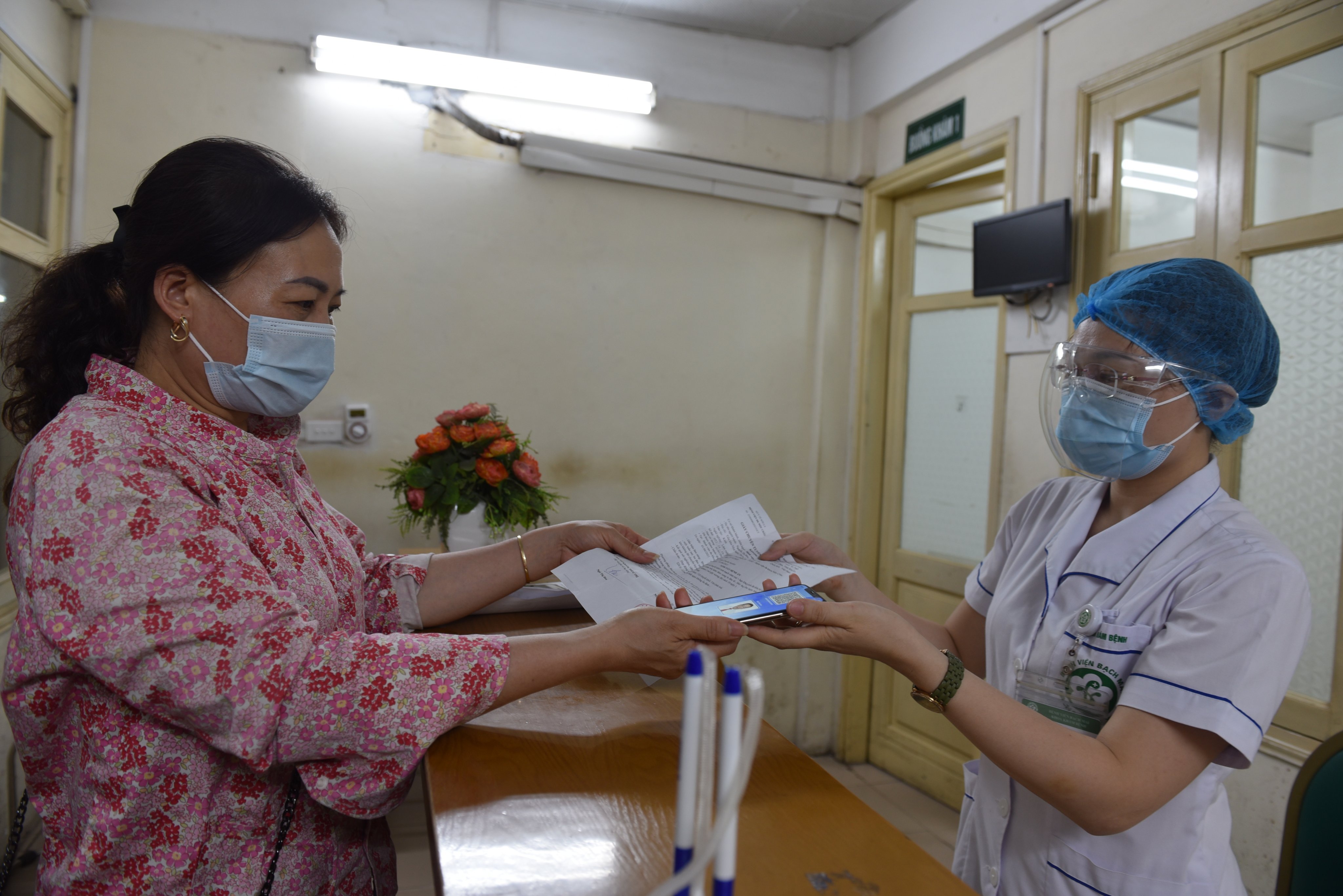 Người d&acirc;n đi kh&aacute;m chữa bệnh bảo hiểm y tế. Ảnh: BHXH Việt Nam.
