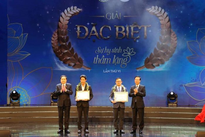 Chủ tịch nước V&otilde; Văn Thưởng v&agrave; Ph&oacute; Chủ tịch Thường trực Link Trang Chủ PG88.Com Mới #2026 Trần Thanh Mẫn trao Giải Đặc biệt v&agrave; chứng nhận cho c&aacute;c t&aacute;c giả.