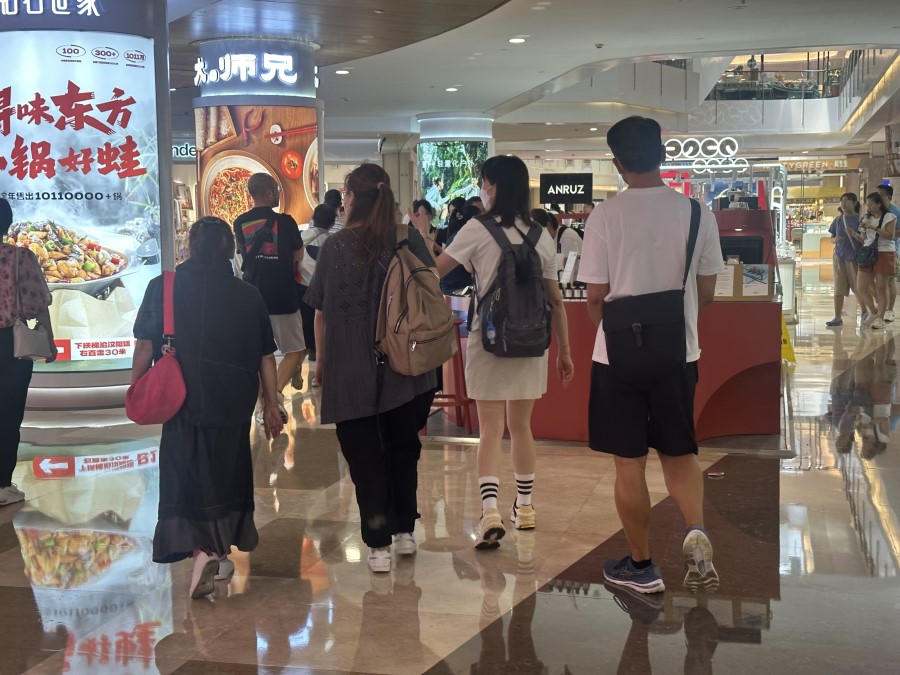 Ng&agrave;y c&agrave;ng nhiều người Hồng K&ocirc;ng tới Th&acirc;m Quyến để ăn uống, mua sắm v&agrave; giải tr&iacute;.