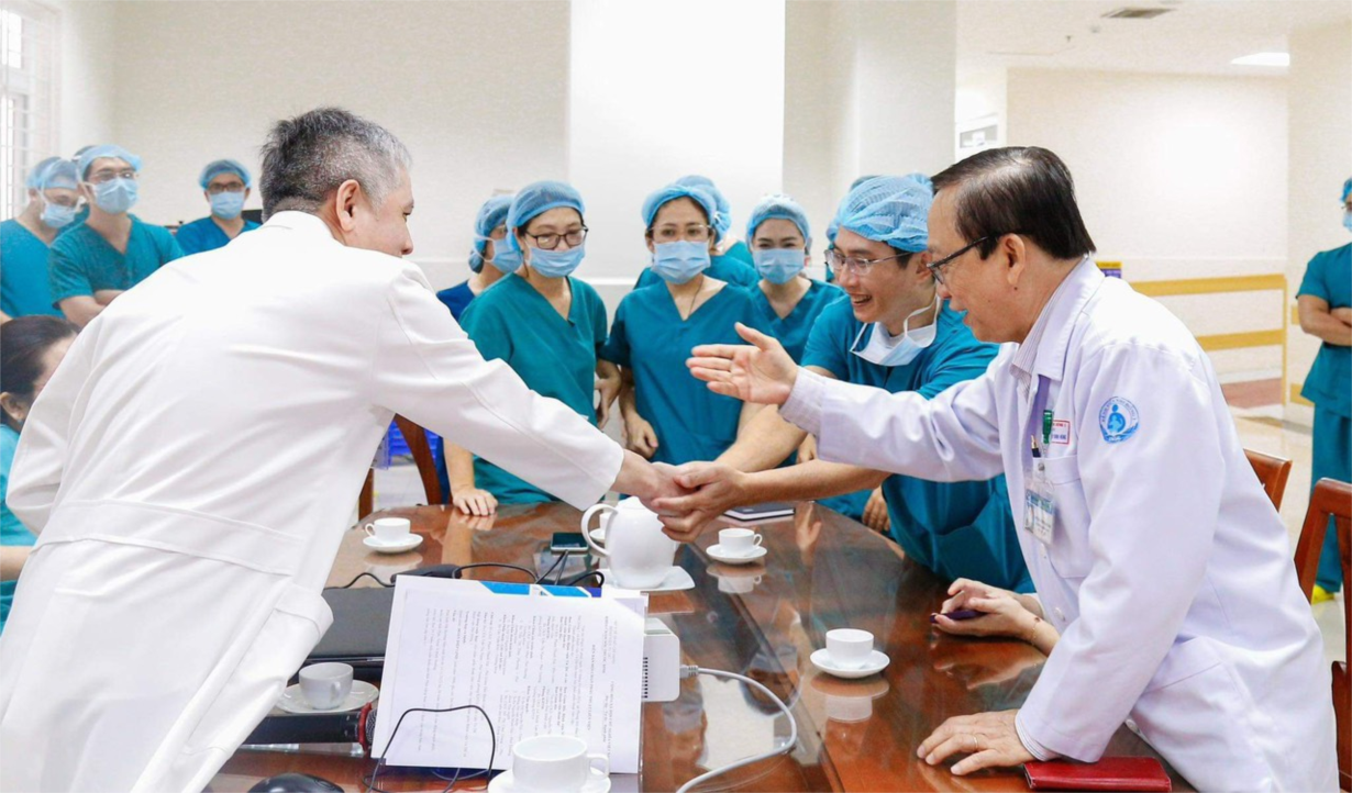 TS.BS Đỗ Nguy&ecirc;n T&iacute;n c&ugrave;ng ekip vui mừng khi ca th&ocirc;ng tim b&agrave;o thai th&agrave;nh c&ocirc;ng.