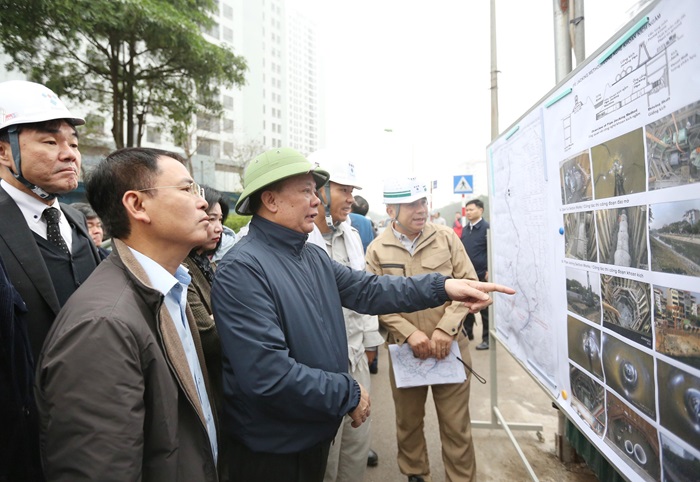 &Ocirc;ng Đinh Tiến Dũng, B&iacute; thư Th&agrave;nh ủy H&agrave; Nội, kiểm tra c&ocirc;ng trường G&oacute;i thầu số 2 thi c&ocirc;ng khoan k&iacute;ch ngầm, Dự &aacute;n hệ thống xử l&yacute; nước thải Y&ecirc;n X&aacute;.