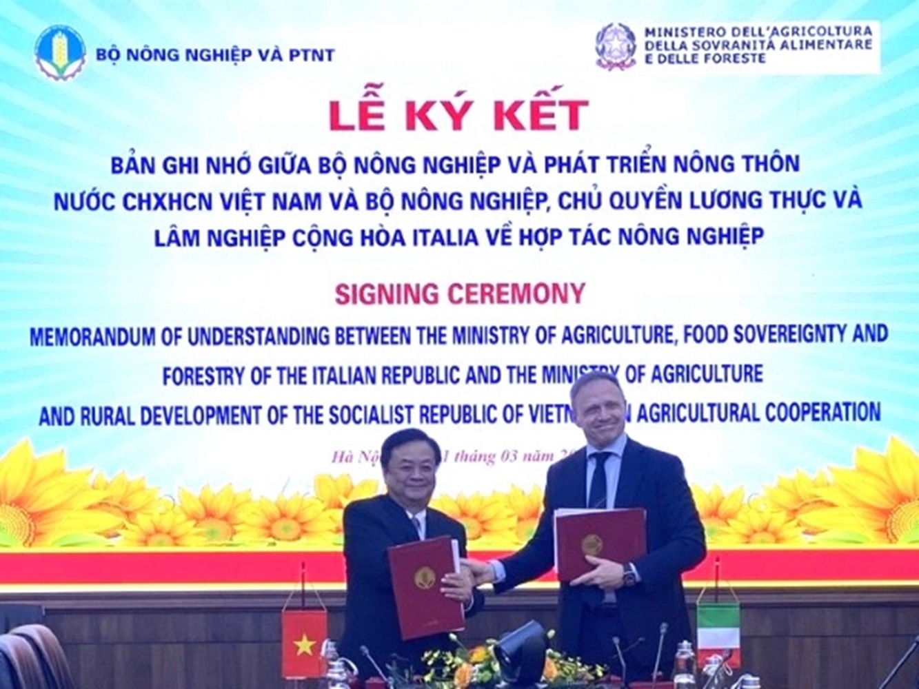 Hai Bộ trưởng k&yacute; kết Bi&ecirc;n bản ghi nhớ hợp t&aacute;c.