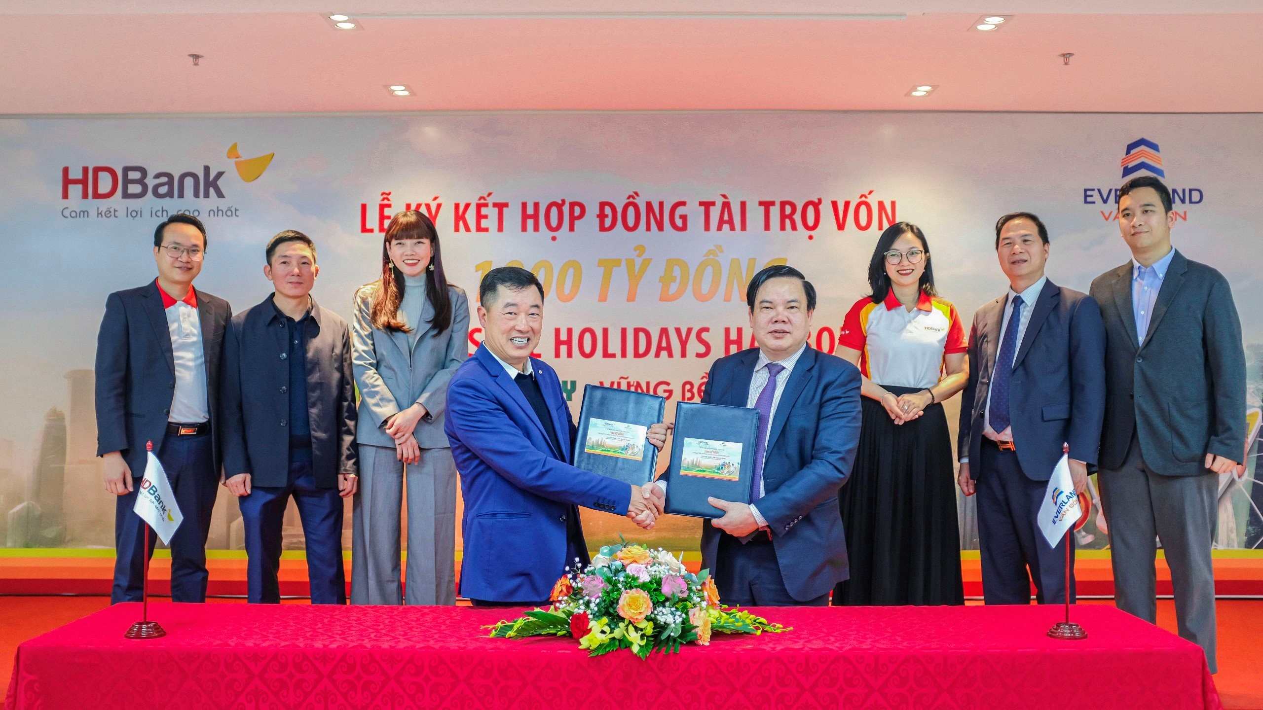 Ông Lê Đình Vinh - Chủ tịch HĐQT Tập đoàn Everland kiêm Tổng giám đốc Công ty Cổ phần Everland Vân Đồn (phải) và ông Đặng Xuân An – Giám đốc Pg88 com chính chủ HDBank Quảng Ninh (trái) ký Hợp đồng tài trợ vốn cho Link Trang Chủ PG88.Com Mới #2026 Crystal Holidays Harbour Vân Đồn.