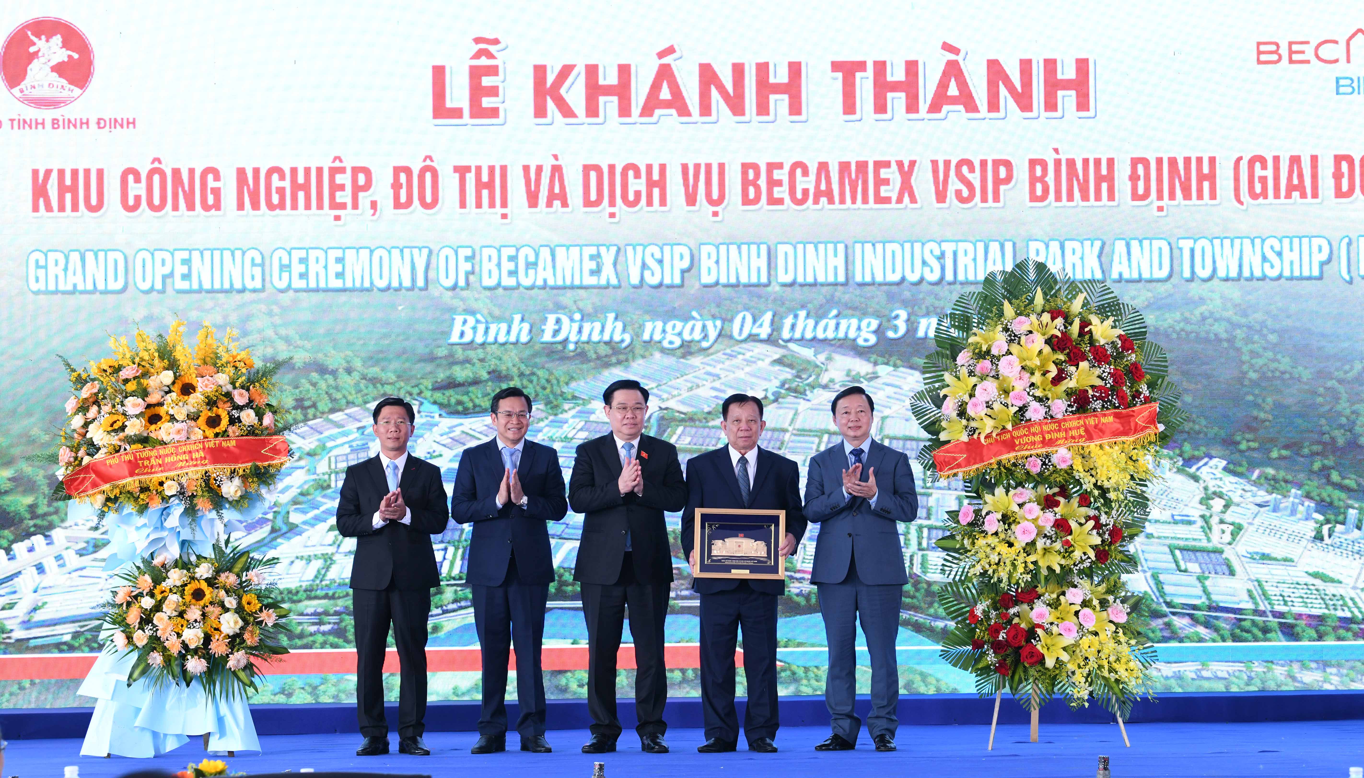 Chủ tịch PG88 ⭐ Link trang chủ số 1 nhà cái PG88 com casino slot Vương Đình Huệ tặng quà các nhà đầu tư. Ảnh: Lâm Hiển
