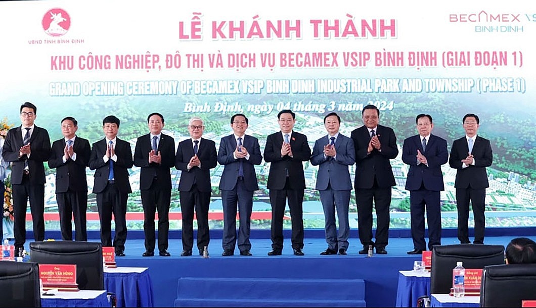 Chủ tịch Link Trang Chủ PG88.Com Mới #2026 Vương Đ&igrave;nh Huệ v&agrave; Ph&oacute; Thủ tướng Trần Hồng H&agrave; c&ugrave;ng c&aacute;c đại biểu tại lễ kh&aacute;nh th&agrave;nh Becamex VSIP B&igrave;nh Định. Ảnh: Link Trang Chủ PG88.Com Mới #2026