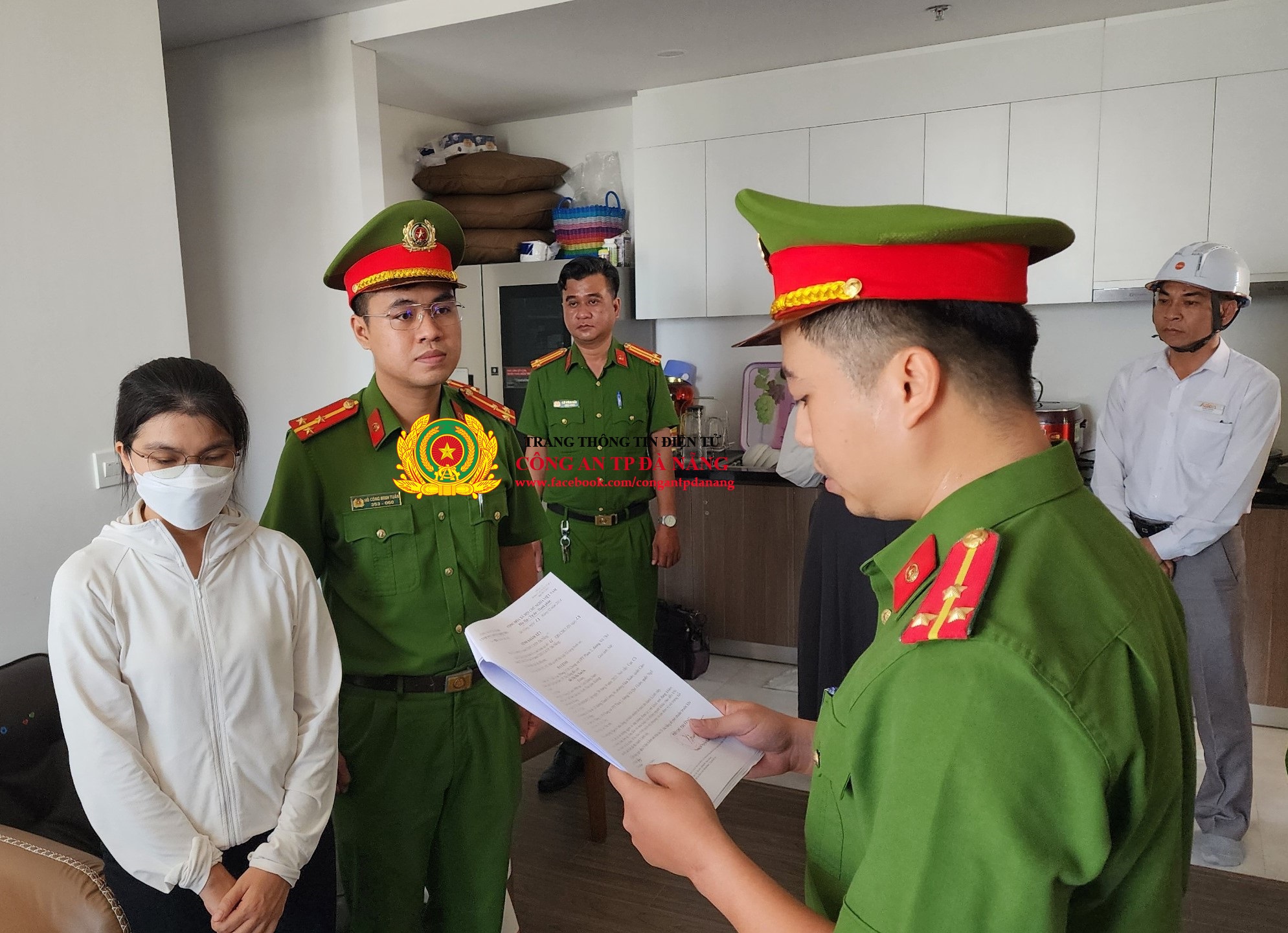 Phòng Cảnh sát PG88 ⭐ Link trang chủ số 1 nhà cái PG88 com casino slot Công an thành phố Đà Nẵng tống đạt các quyết định đối với Đỗ Thị Hà Xuyên. Ảnh: Cổng thông tin Công an TP Đà Nẵng.
