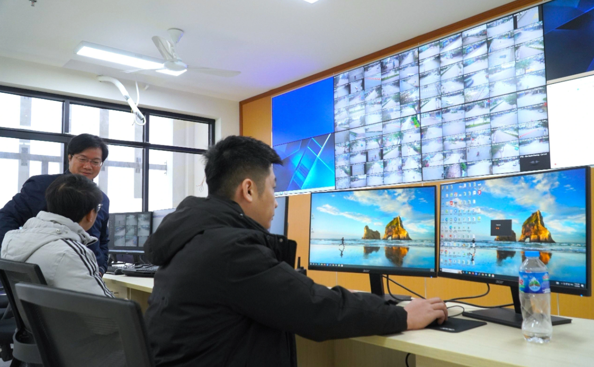 Tại khu vực tầng 3 của t&ograve;a nh&agrave; c&oacute; ph&ograve;ng điều h&agrave;nh đ&ocirc; thị th&ocirc;ng minh, được Pg88vn Trang Chủ Chính Thức hệ thống m&aacute;y t&iacute;nh v&agrave; trang thiết bị hiện đại để kết nối với khoảng 150 camera an ninh tr&ecirc;n địa b&agrave;n.