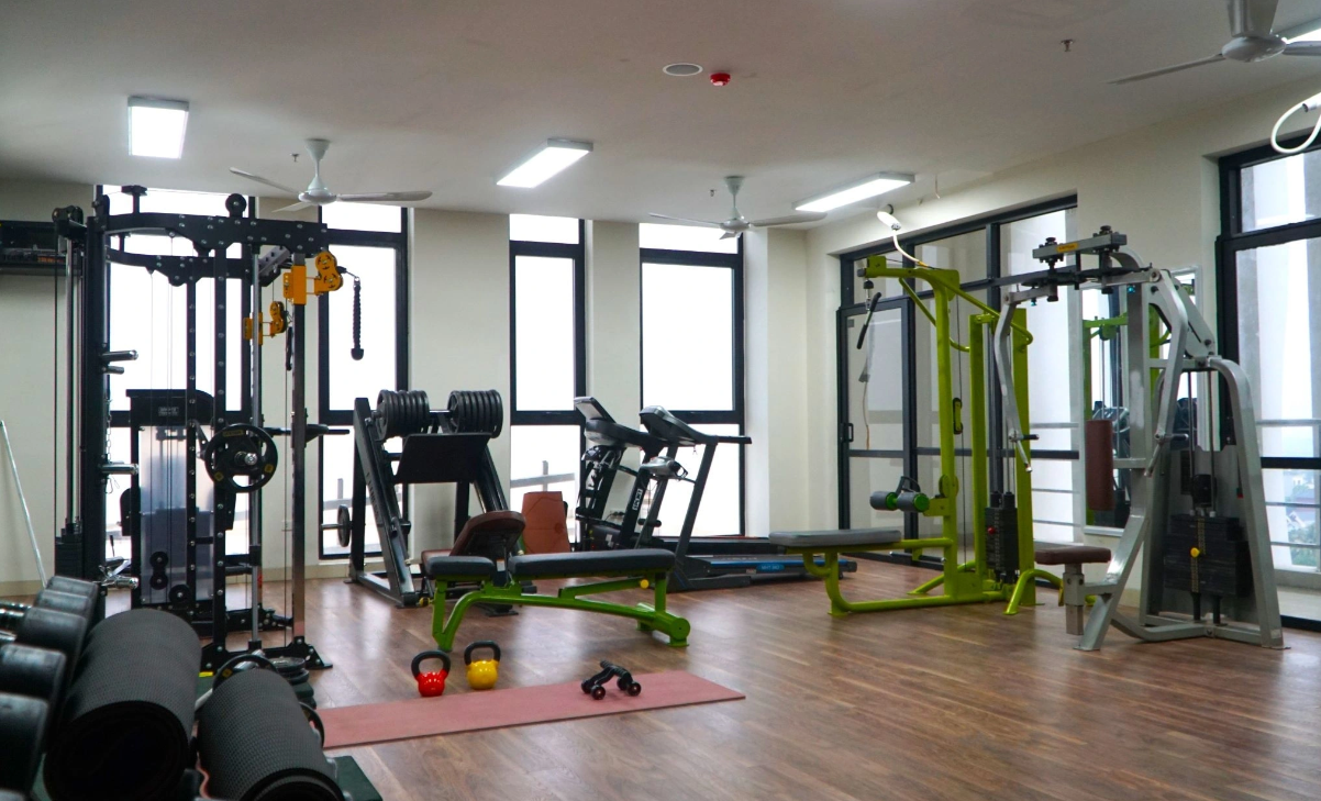 Tại tầng 7 của t&ograve;a nh&agrave;, th&agrave;nh phố Sầm Sơn bố tr&iacute; một số ph&ograve;ng thể dục, thể thao, tập gym để c&aacute;n bộ, nh&acirc;n vi&ecirc;n tập luyện cuối buổi l&agrave;m việc