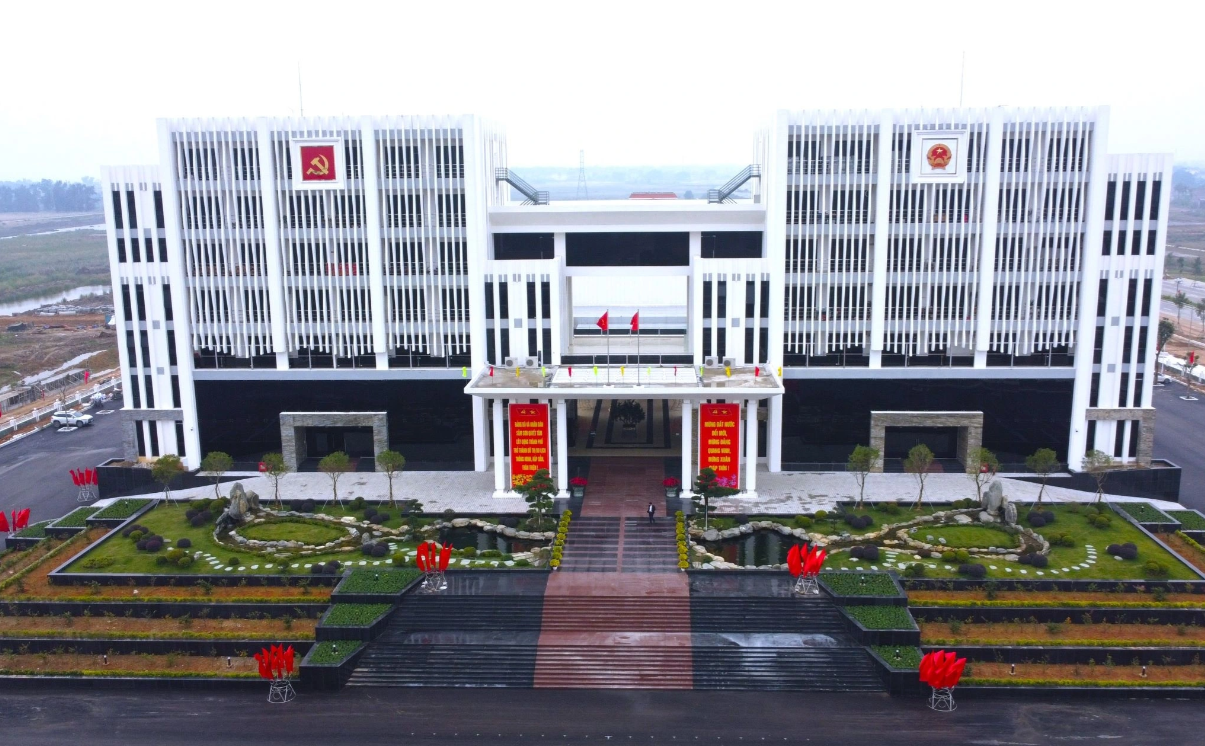 C&ocirc;ng tr&igrave;nh c&oacute; tổng diện t&iacute;ch s&agrave;n x&acirc;y dựng hơn 14.000m2, quy m&ocirc; gồm 3 khối nh&agrave;, trong đ&oacute; khối nh&agrave; l&agrave;m việc hợp khối cao 7 tầng v&agrave; 1 tầng trệt, nh&agrave; hội trường