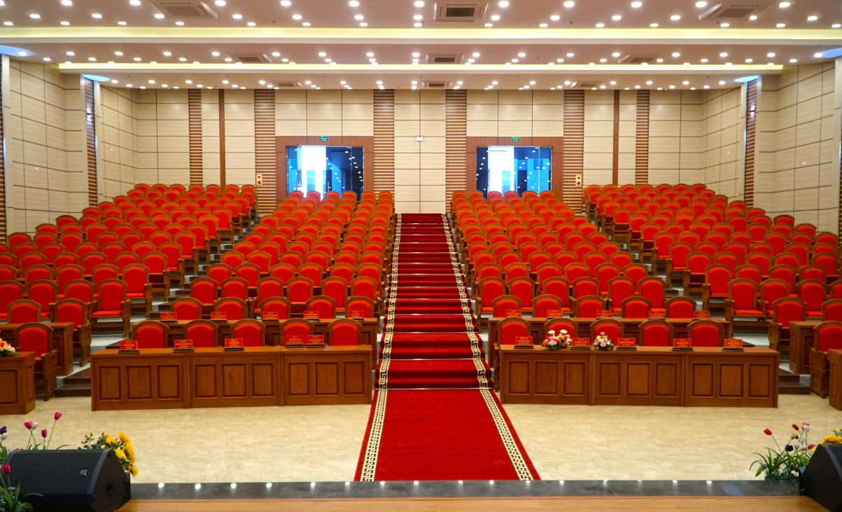 Nh&agrave; hội trường với sức chứa hơn 400 chỗ ngồi được Pg88vn Trang Chủ Chính Thức khang trang, trang thiết bị hiện đại để tổ chức c&aacute;c sự kiện lớn của th&agrave;nh phố Sầm Sơn