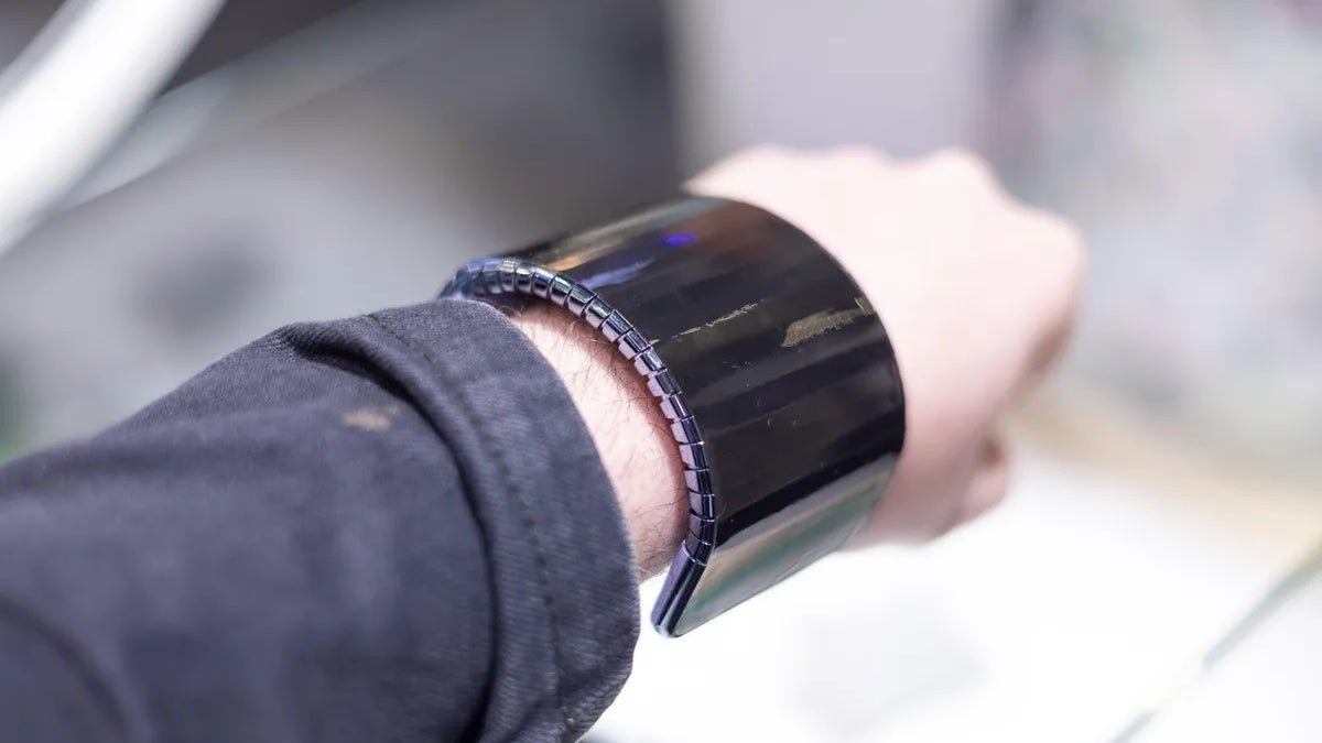 Bản m&ocirc; phỏng điện thoại đeo tay của Samsung tại MWC 2024