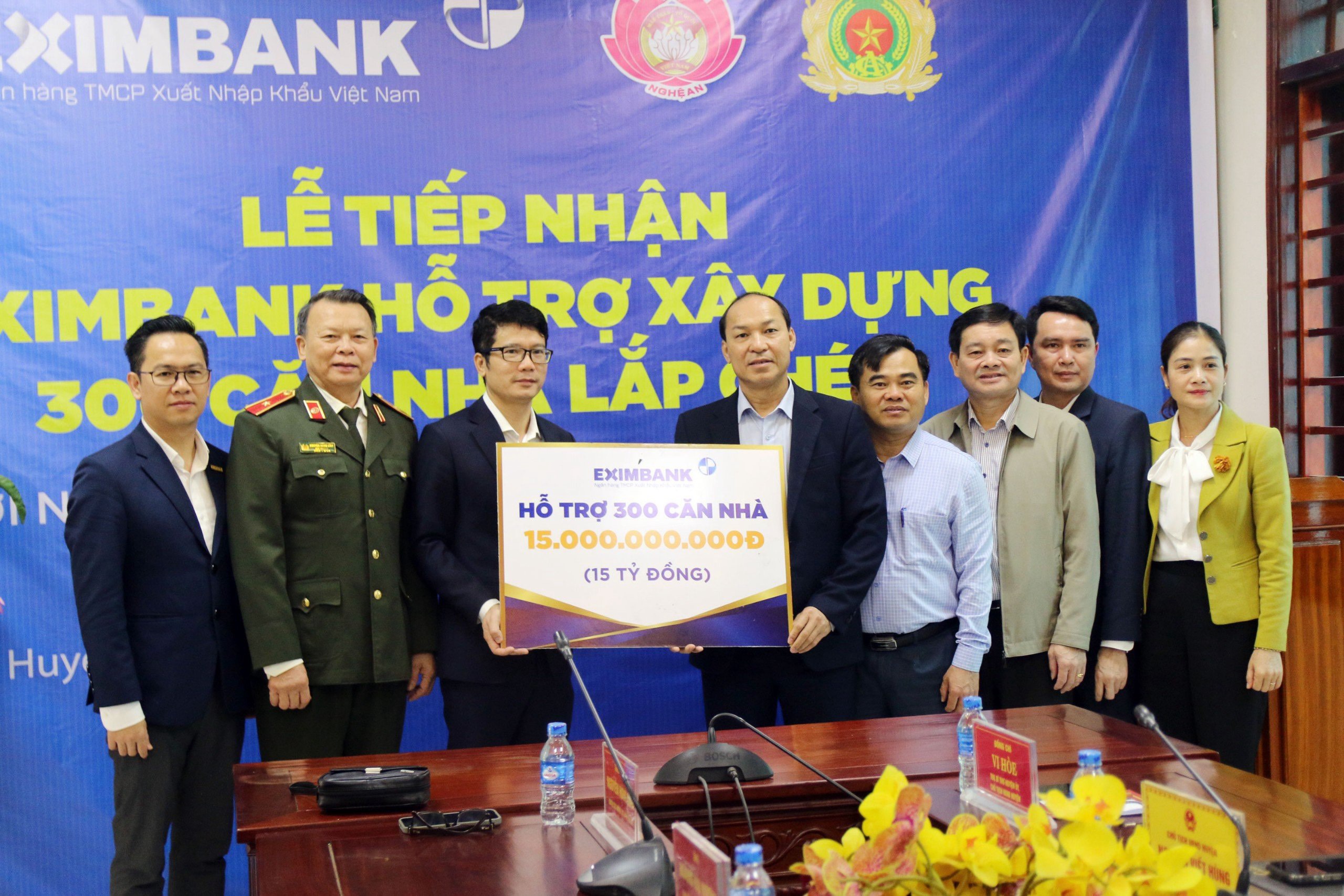 Pg88 com chính chủ Eximbank trao kinh phí hỗ trợ xây dựng 300 căn nhà lắp ghép cho huyện Kỳ Sơn.