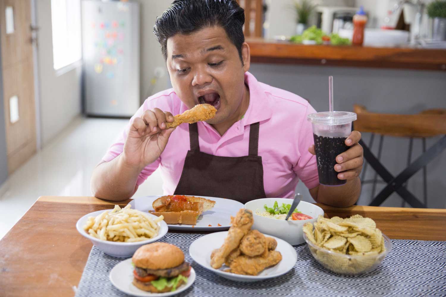 Thực phẩm chế biến sẵn g&acirc;y nghiện l&agrave; do ch&uacute;ng cung cấp chất b&eacute;o v&agrave; carbs đến ruột nhanh hơn rất nhiều so với thực phẩm th&ocirc;ng thường.