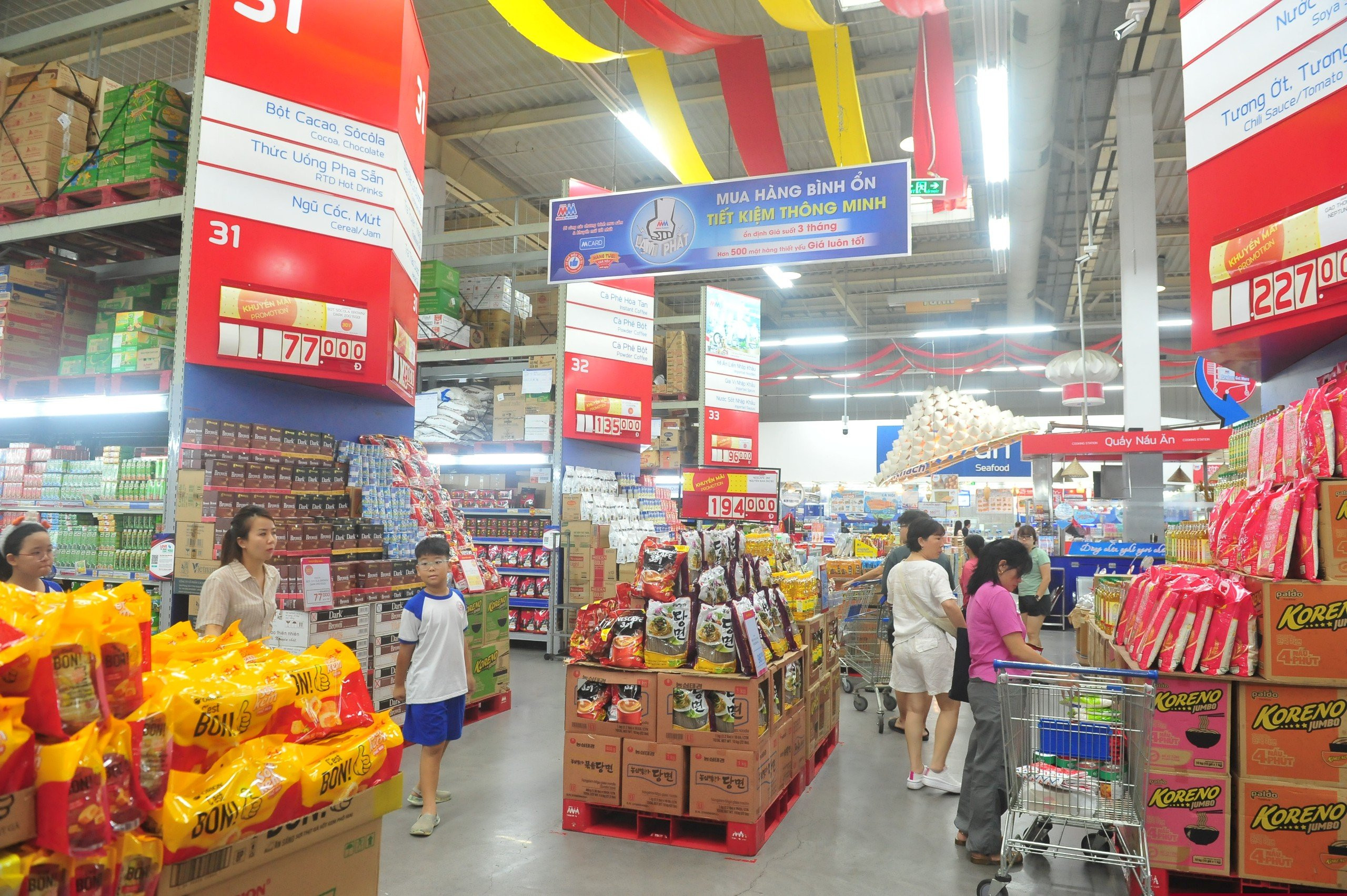 Hiện nay, nhiều hệ thống phân phối xem vấn đề kiểm soát chất lượng, đảm bảo chất lượng hàng hóa là yếu tố sống còn. Ảnh minh họa.