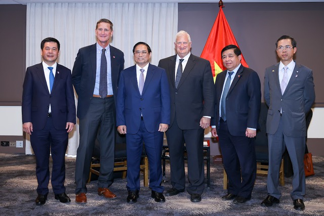 Thủ tướng Phạm Minh Chính và ông Ian Jeffrey Gandel, Chủ tịch tập đoàn ASM (2000) chụp ảnh lưu niệm - Ảnh: VGP