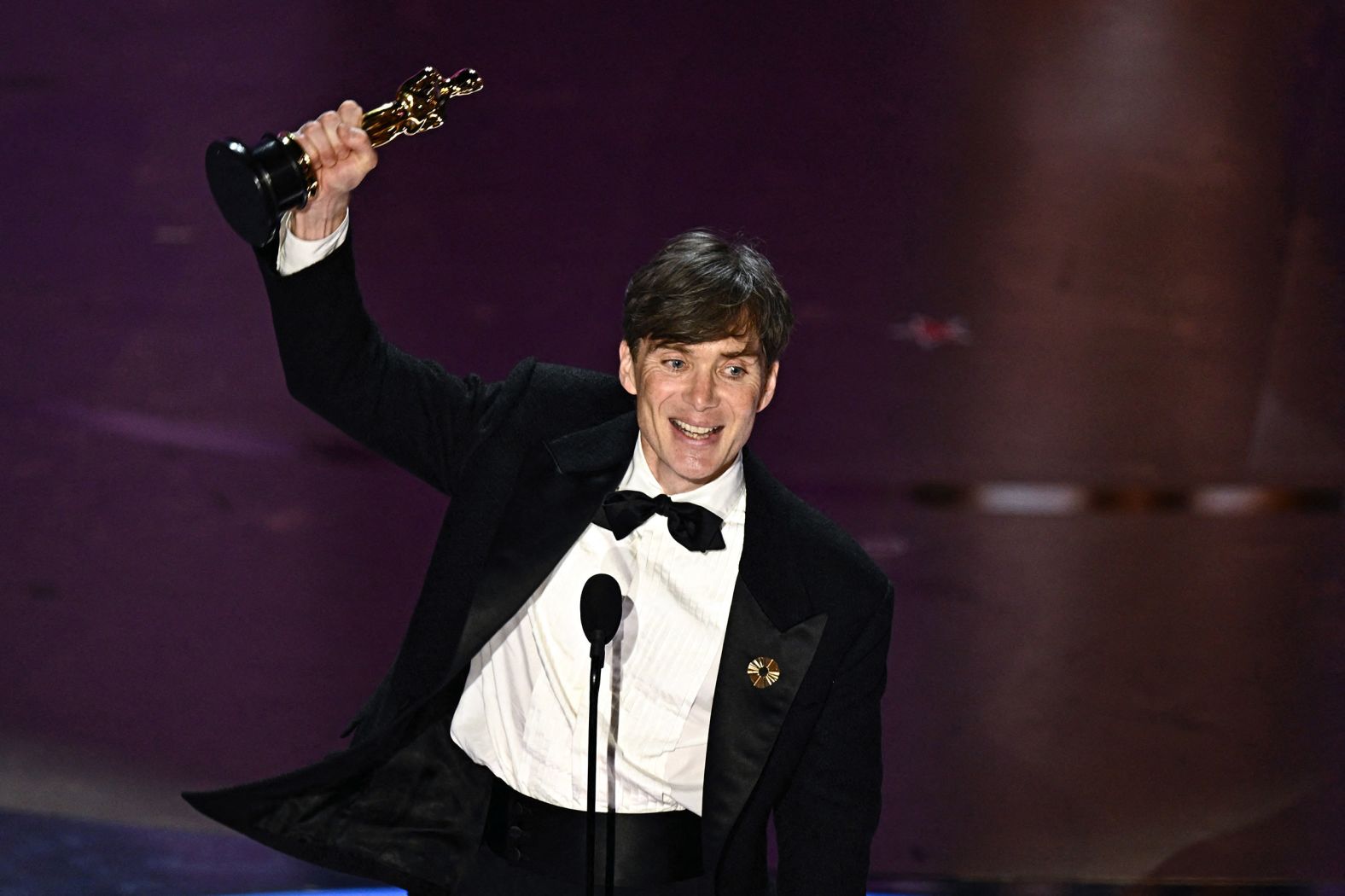 Diễn vi&ecirc;n Cillian Murphy nhận giải&nbsp;Nam ch&iacute;nh xuất sắc nhất.