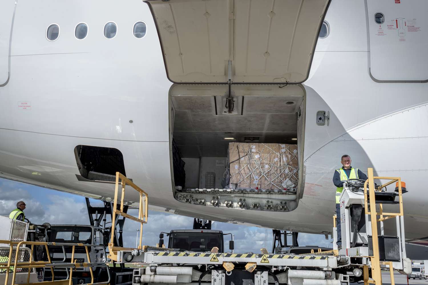 Một chiếc m&aacute;y bay của Alaska Airlines đ&atilde; hạ c&aacute;nh tại s&acirc;n bay Portland (bang Oregon, Mỹ) với cửa khoang h&agrave;ng h&oacute;a bị mở toang.