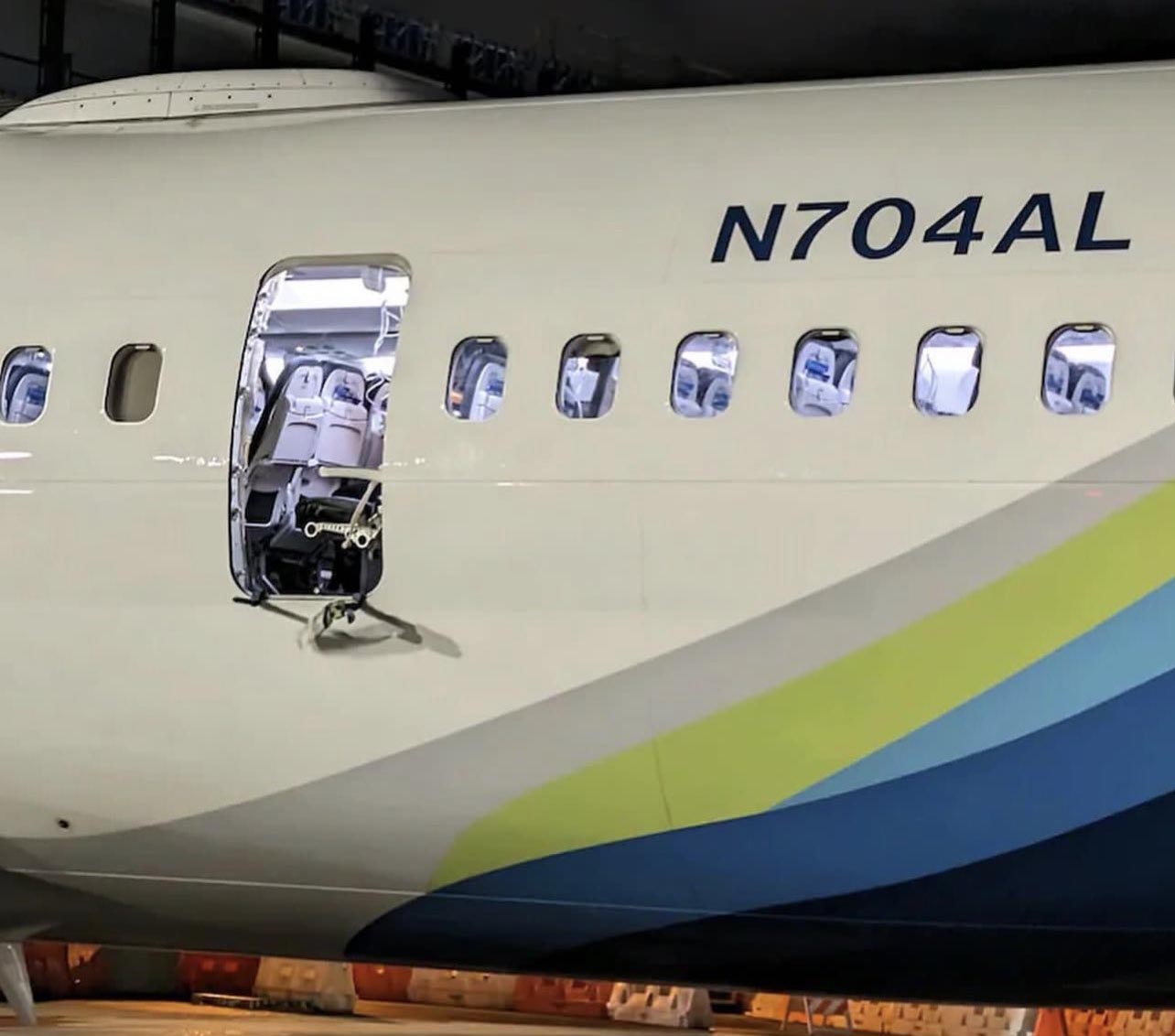 Sau sự cố m&aacute;y bay Boeing 737 Max-9 của Alaska Airlines bung cửa sổ ng&agrave;y 5/1, nhiều h&atilde;ng bay đồng loạt dừng hoạt động tất cả m&aacute;y bay loại n&agrave;y.&nbsp;