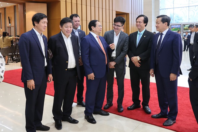 Thủ tướng Ch&iacute;nh phủ Phạm Minh Ch&iacute;nh trao đổi c&ugrave;ng c&aacute;c đại biểu.&nbsp;Ảnh: Cổng Th&ocirc;ng tin Ch&iacute;nh phủ.