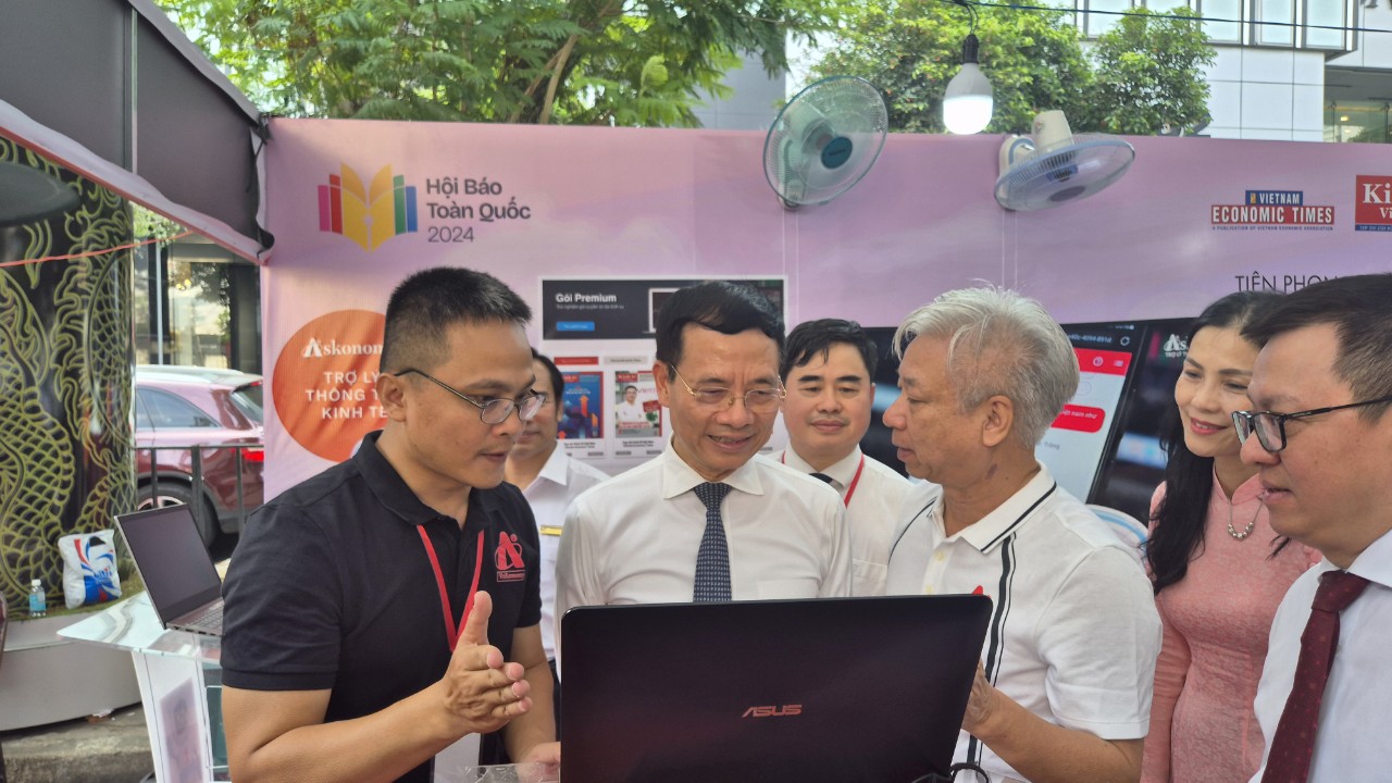 Ông Đào Quang Bính - Tổng Thư ký Tạp chí PG88 ⭐ Link trang chủ số 1 nhà cái PG88 com casino slot Việt Nam (thứ 2 từ phải sang) cùng Bộ trưởng Bộ Thông tin và Truyền thông Nguyễn Mạnh Hùng trải nghiệm Askonomy tại gian trưng bày báo xuân 2024.