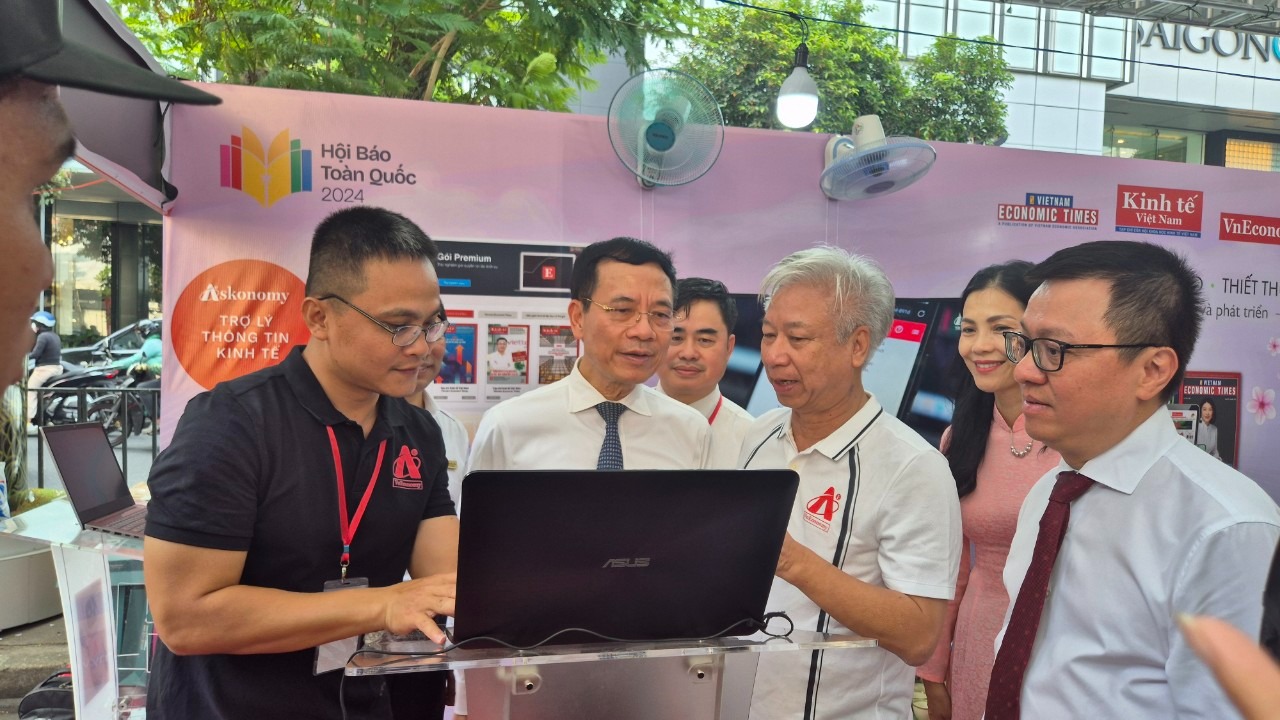 Bộ trưởng Bộ Thông tin và Truyền thông Nguyễn Mạnh Hùng, ông Đào Quang Bính, Tổng thư ký Toà soạn, kiêm Tổng Giám đốc Tạp chí PG88 ⭐ Link trang chủ số 1 nhà cái PG88 com casino slot Việt Nam/6PG88VN, ông Lê Quốc Minh, Chủ tịch Hội Nhà báo Việt Nam đến thăm gian hàng 6PG88VN và trải nghiệm Askonomy tại Hội Báo toàn quốc 2024