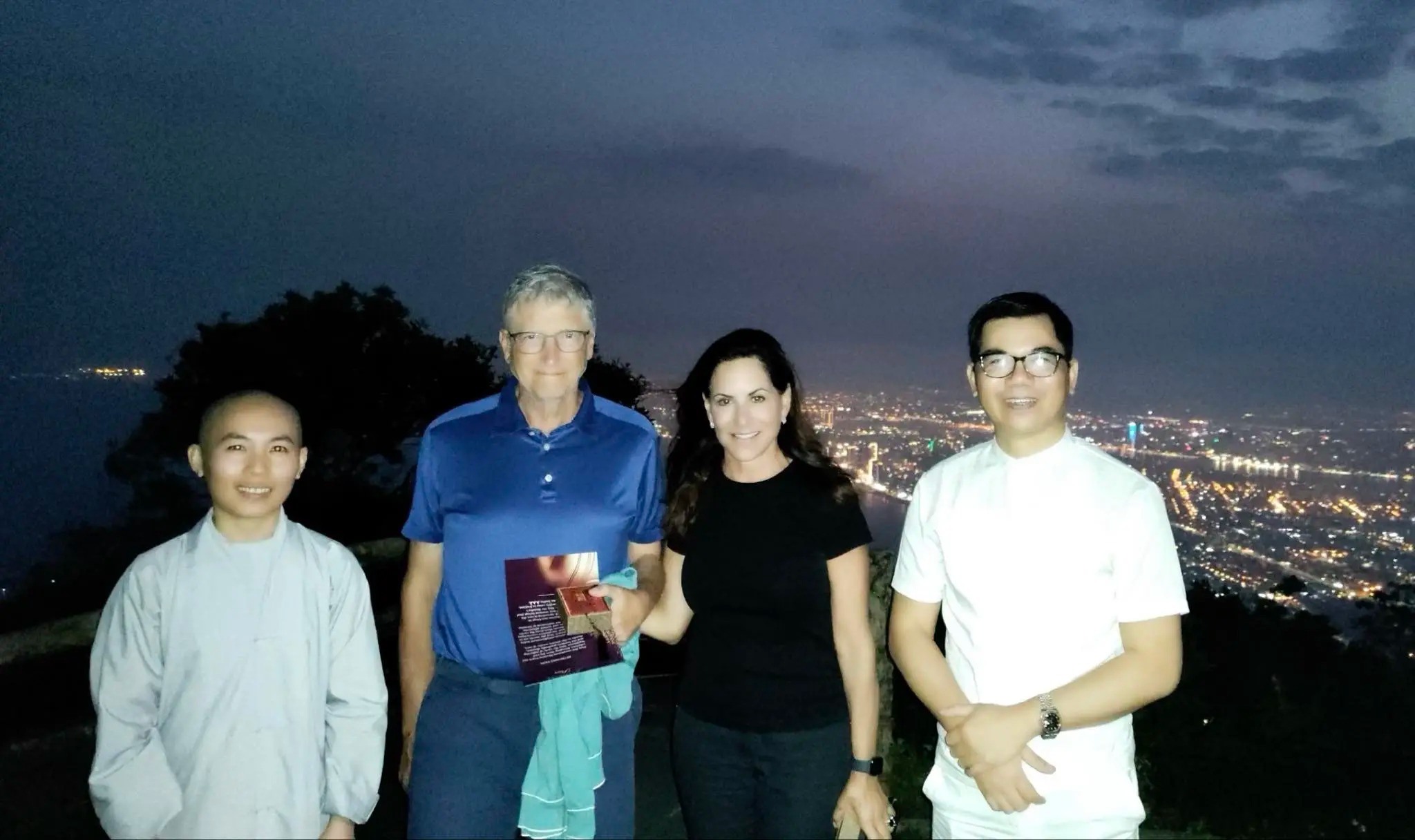 Sau khi tỷ ph&uacute; Bill Gates c&oacute; cuộc thưởng tr&agrave; tr&ecirc;n đỉnh B&agrave;n Cờ, nơi đ&acirc;y đ&atilde; thu h&uacute;t rất đ&ocirc;ng người d&acirc;n v&agrave; du kh&aacute;ch đến tham quan, chụp h&igrave;nh.