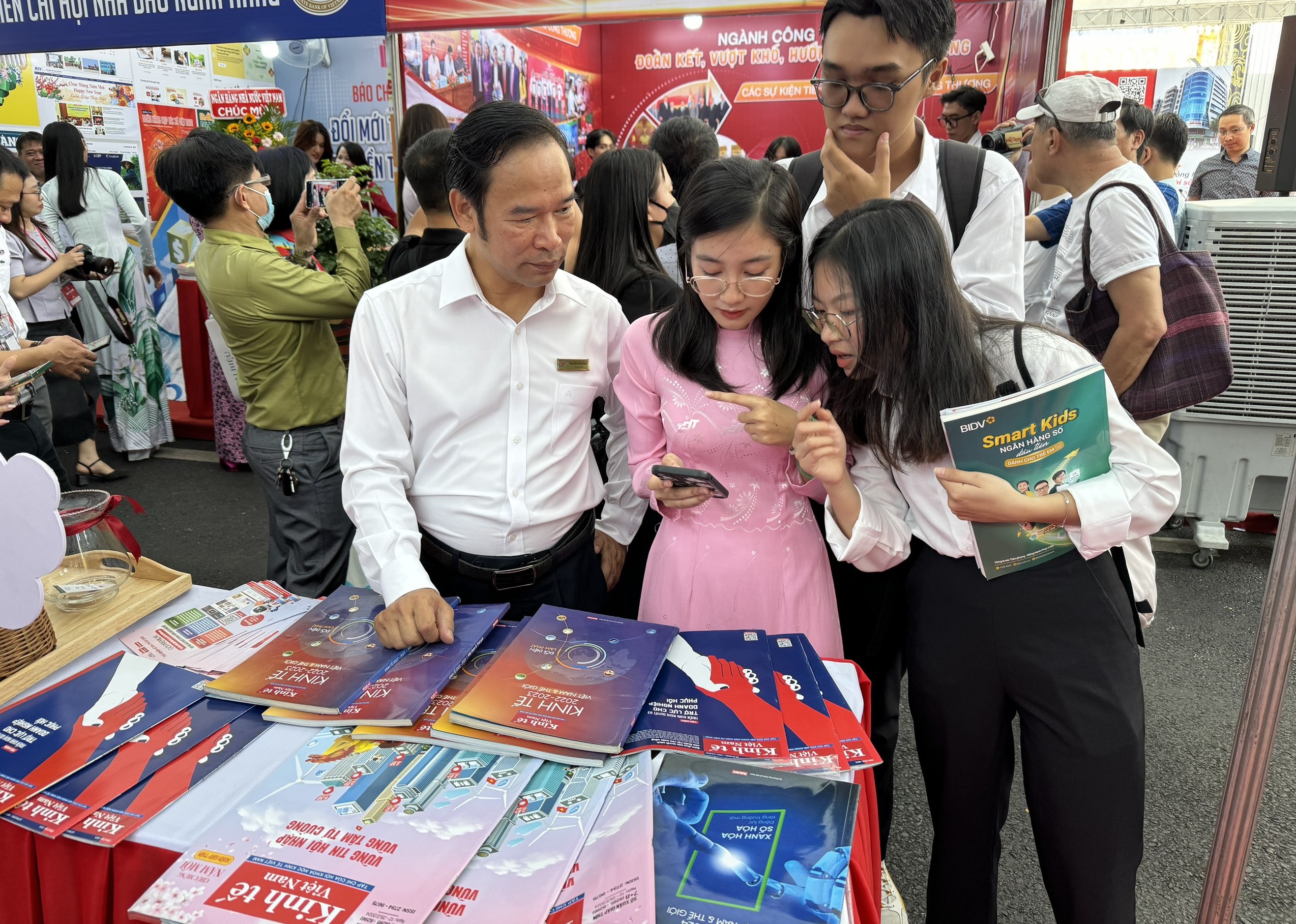 Bạn đọc trải nghiệm th&ocirc;ng tin tại gian trưng b&agrave;y Tạp ch&iacute; Link Trang Chủ PG88.Com Mới #2026 Việt Nam/6PG88VN.