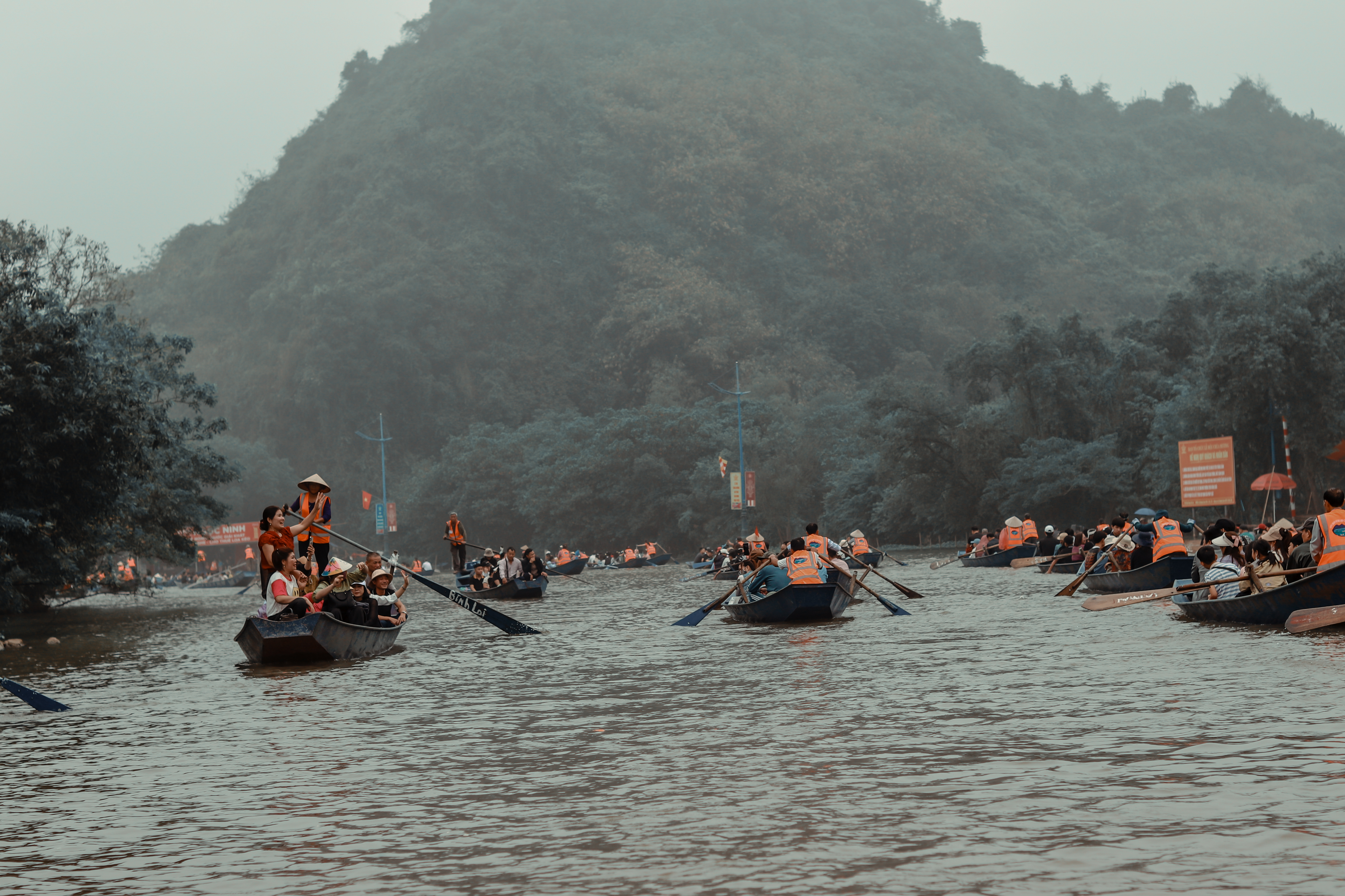 Từng đo&agrave;n thuyền chở du kh&aacute;ch nối đu&ocirc;i nhau n&ocirc; nức trảy hội Ch&ugrave;a Hương.
