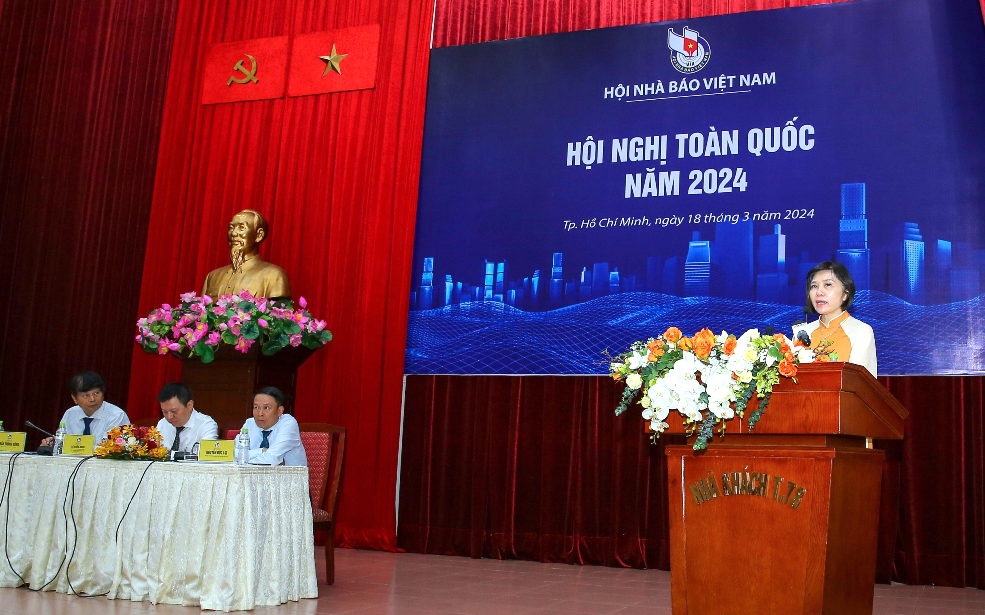 PGS.TS Đỗ Thị Thu Hằng,&nbsp;Uỷ vi&ecirc;n Ban Thường vụ, Trưởng Ban Nghiệp vụ Hội Nh&agrave; b&aacute;o Việt Nam, n&ecirc;u vấn đề sửa đổi Điều lệ Giải b&aacute;o ch&iacute; Quốc gia.