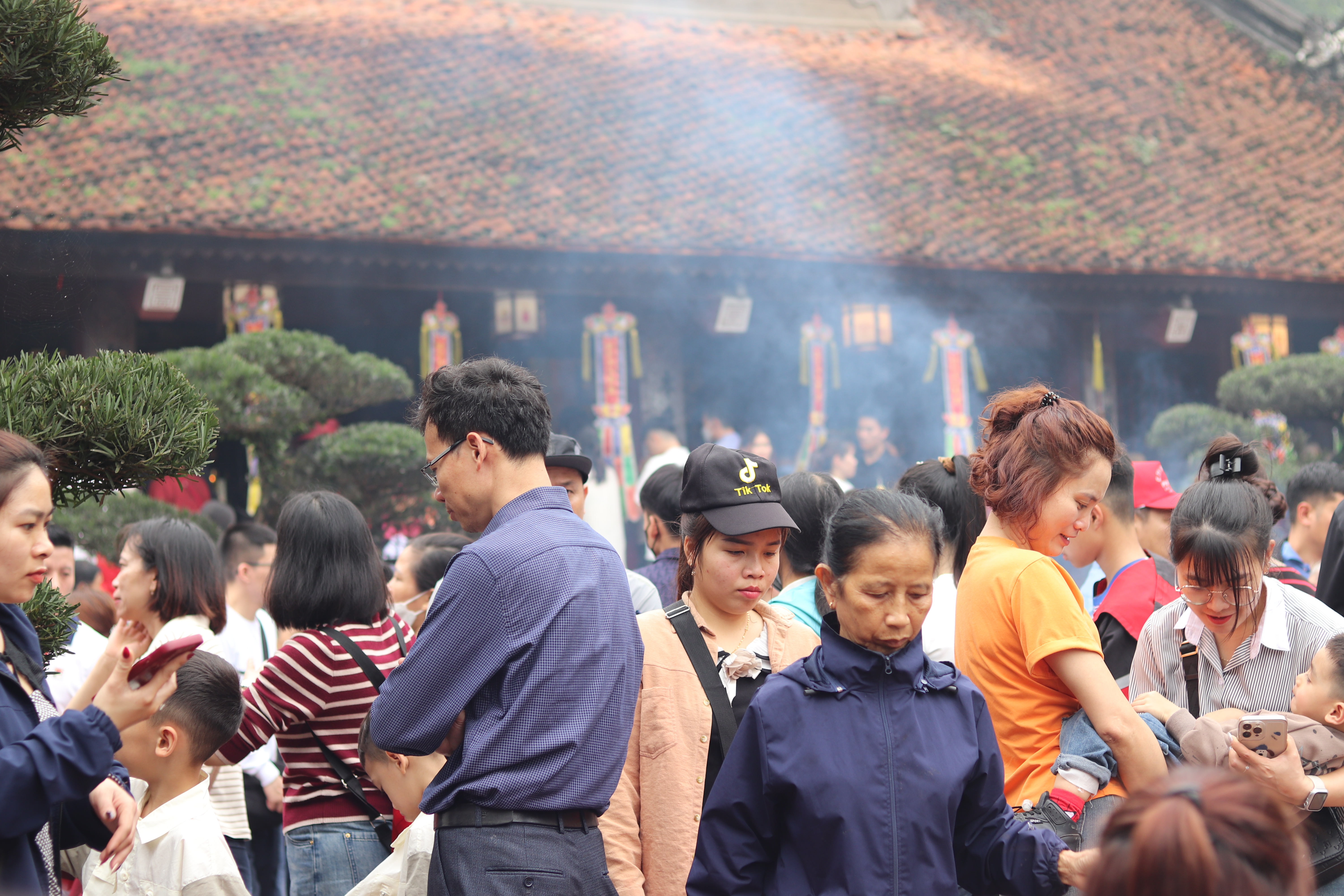 Người d&acirc;n, du kh&aacute;ch đi lễ ở ch&ugrave;a Thi&ecirc;n Tr&ugrave;.