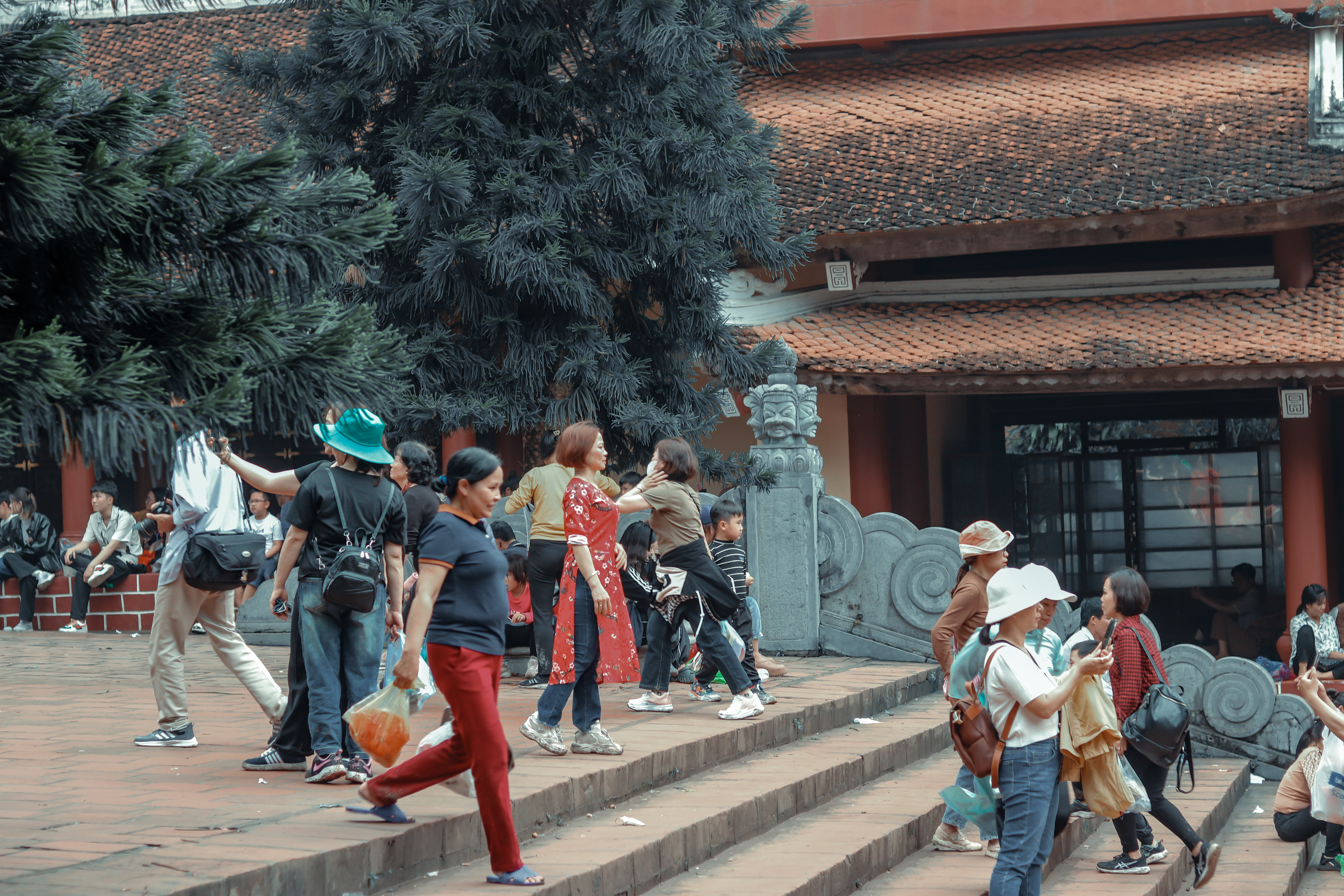 H&agrave;ng ngh&igrave;n du kh&aacute;ch đ&atilde; đổ về ch&ugrave;a Hương để tham quan, lễ ch&ugrave;a trong dịp diễn ra lễ hội.