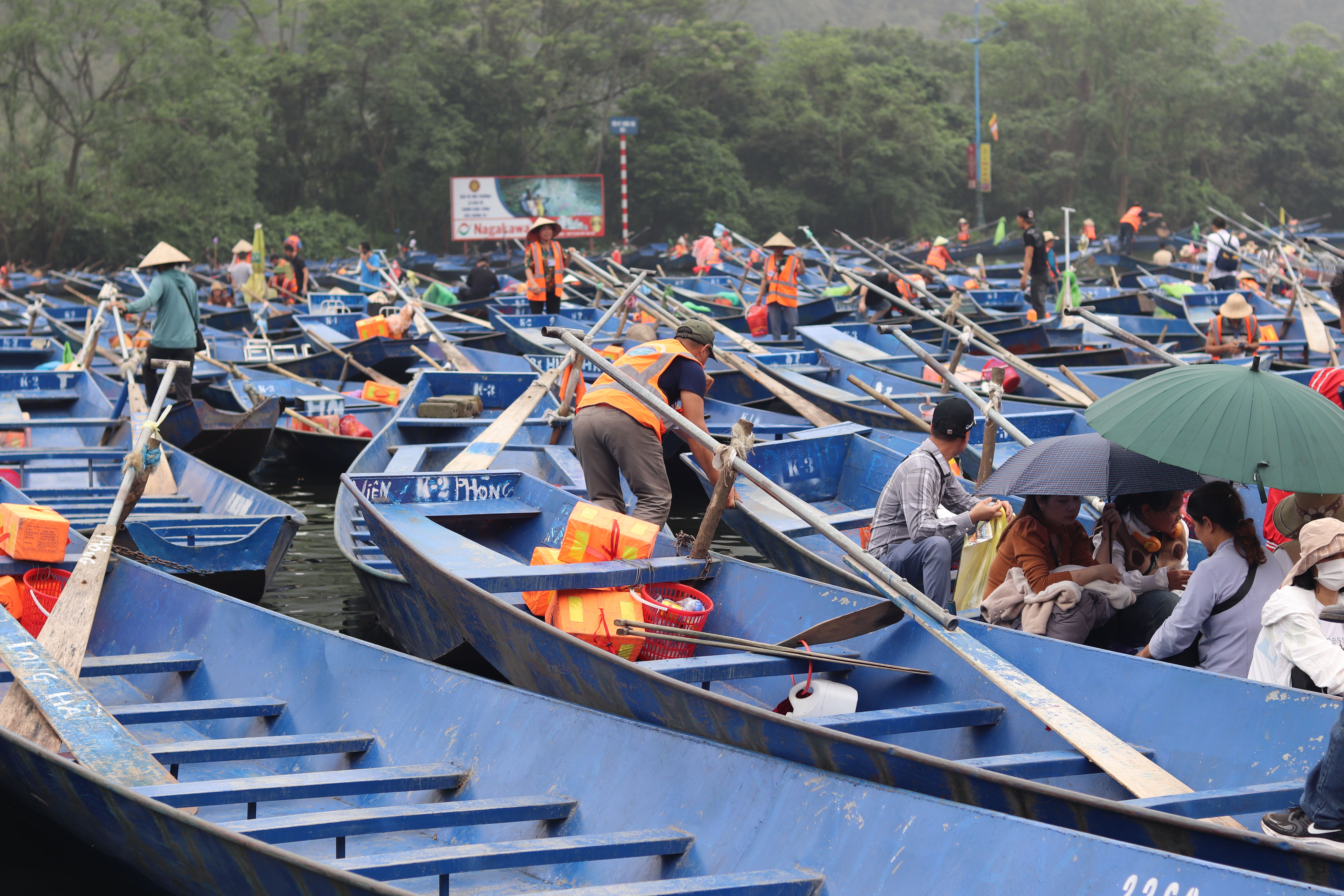Gi&aacute; v&eacute; dịch vụ thuyền đ&ograve; vận chuyển kh&aacute;ch cho c&aacute;c tuyến l&agrave; từ 65.000 đồng đến 85.000 đồng/người/2 lượt v&agrave;o ra.
