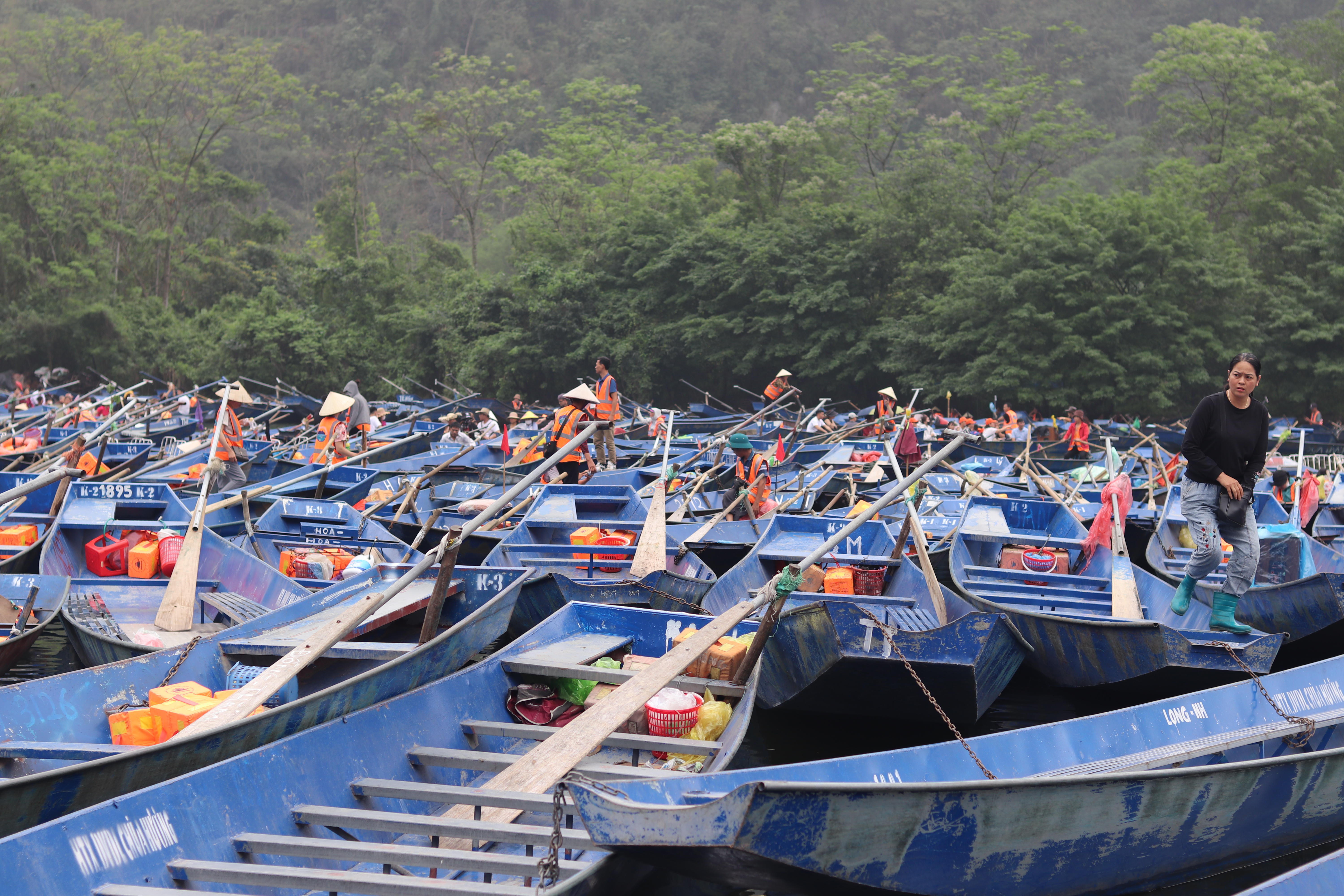 Thuyền đ&ograve; tấp nập chở kh&aacute;ch qua suối Yến.