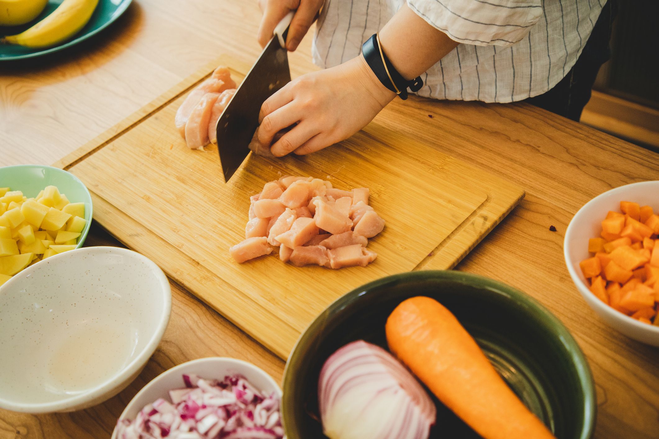 Tình trạng l&acirc;y nhi&ecirc;̃m vi khu&acirc;̉n Salmonella có th&ecirc;̉ được phòng ngừa hi&ecirc;̣u quả bằng cách ngăn chặn ngu&ocirc;̀n l&acirc;y ngay từ ban đ&acirc;̀u.
