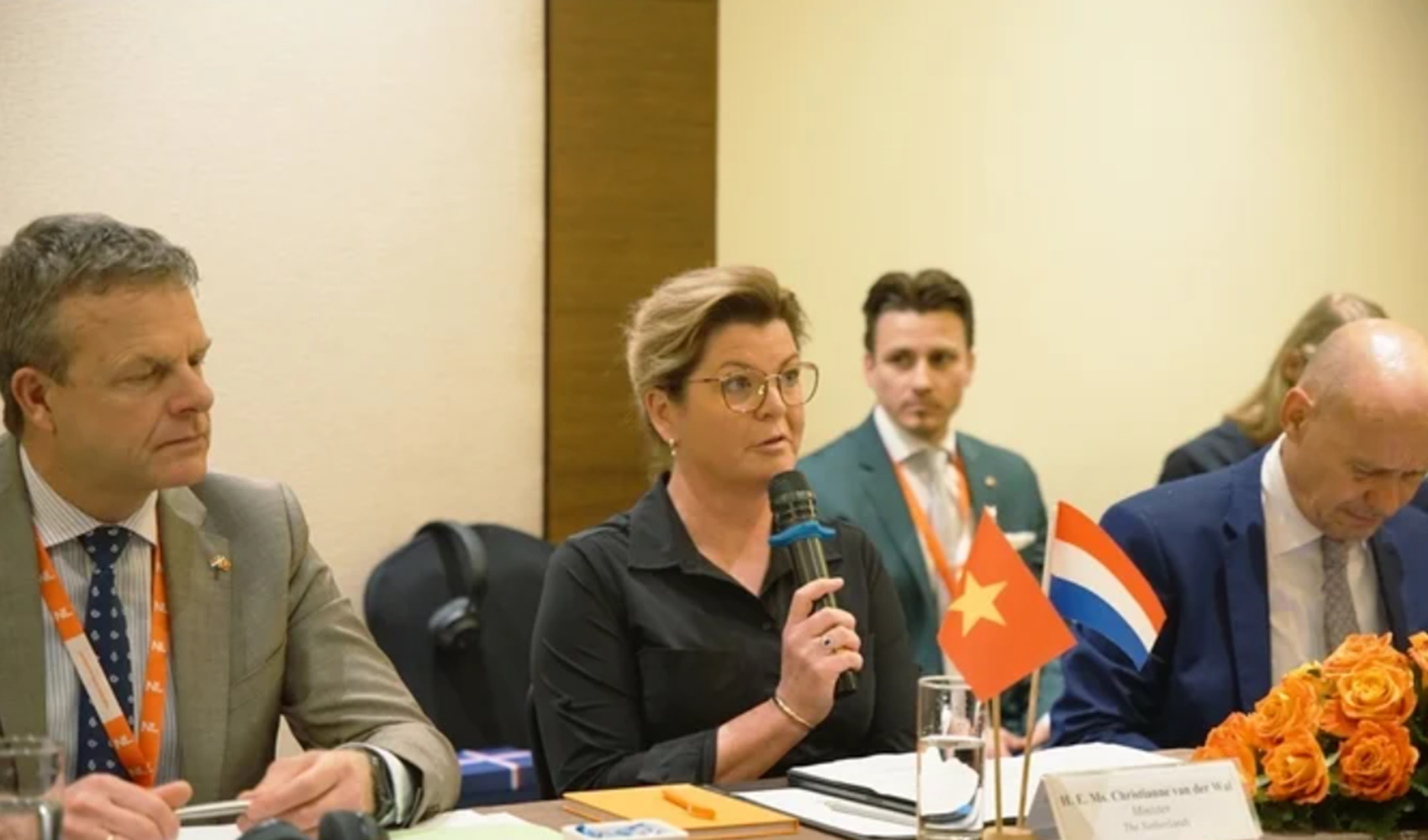 B&agrave; Christianne van der Wal: 
