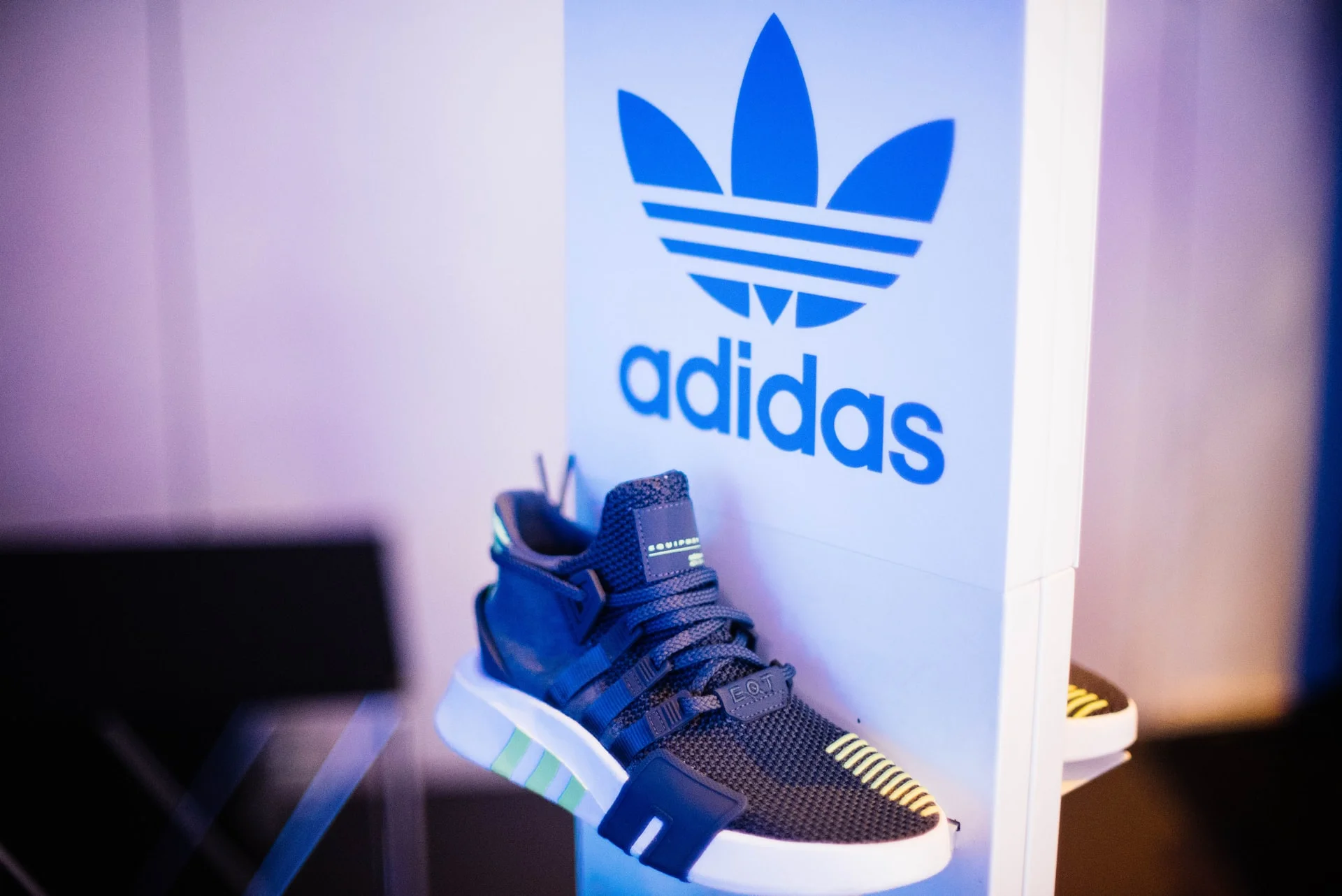 Adidas đ&atilde; c&ocirc;ng bố khoản lỗ h&agrave;ng năm đầu ti&ecirc;n sau hơn 30 năm.