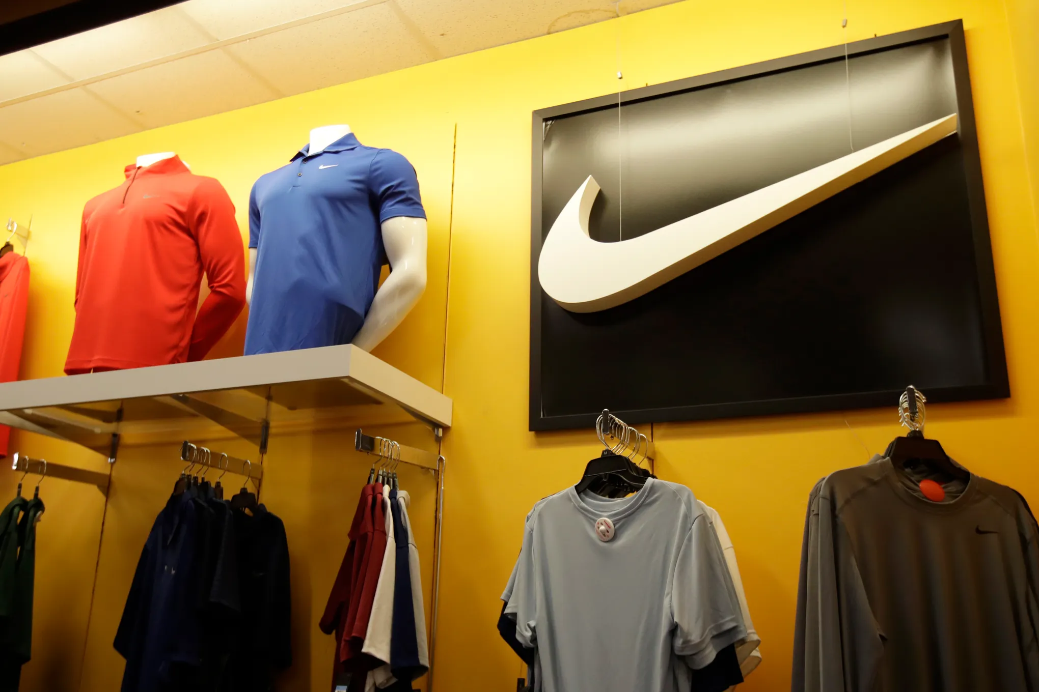 Nike đ&atilde; l&ecirc;n kế hoạch tiết kiệm 2 tỷ USD trong 3 năm tới bằng c&aacute;ch thắt chặt nguồn cung một số sản phẩm, cải thiện chuỗi cung ứng.