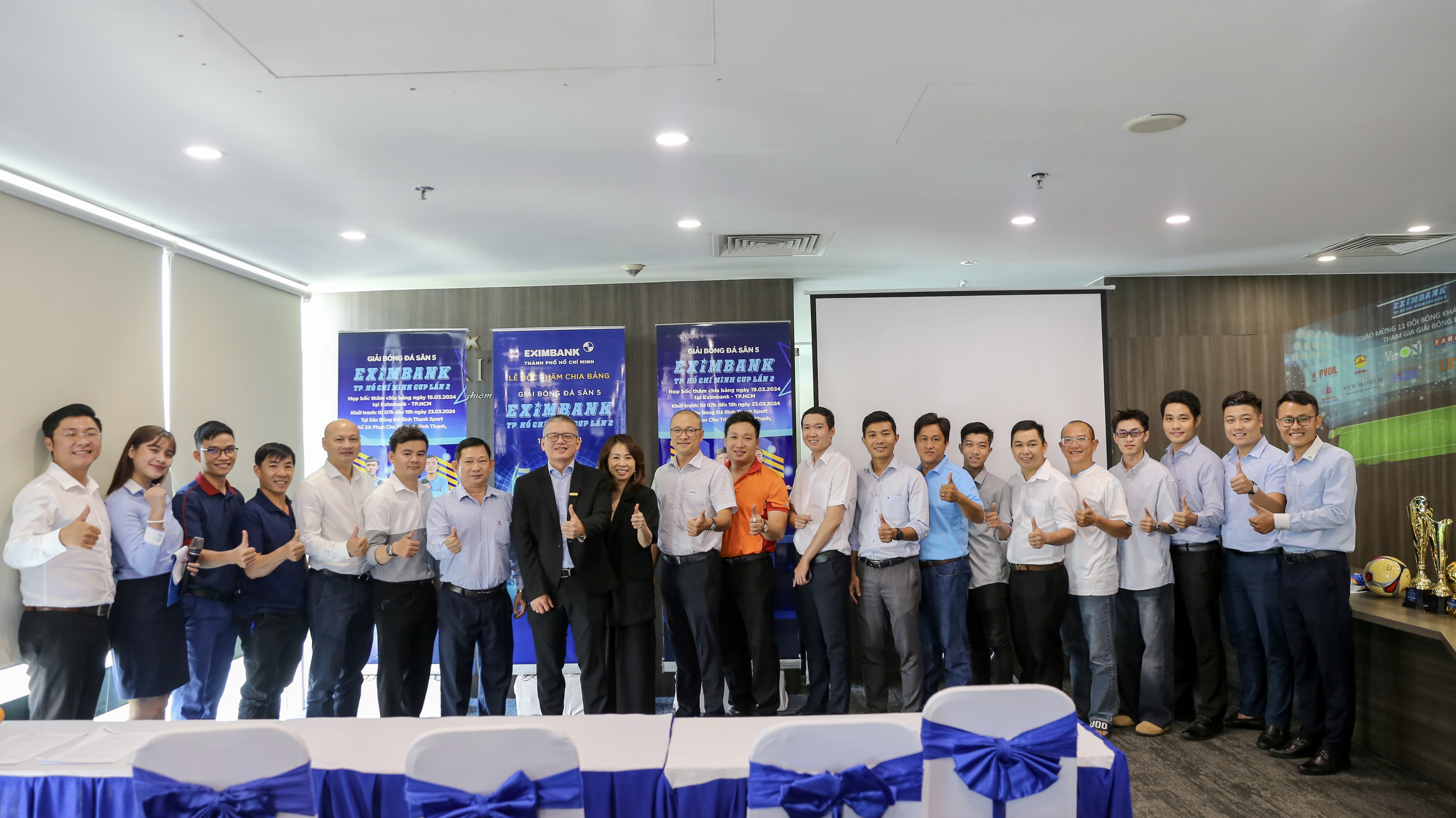 Đại diện Ban tổ chức tại lễ ra mắt v&agrave; bốc thăm.