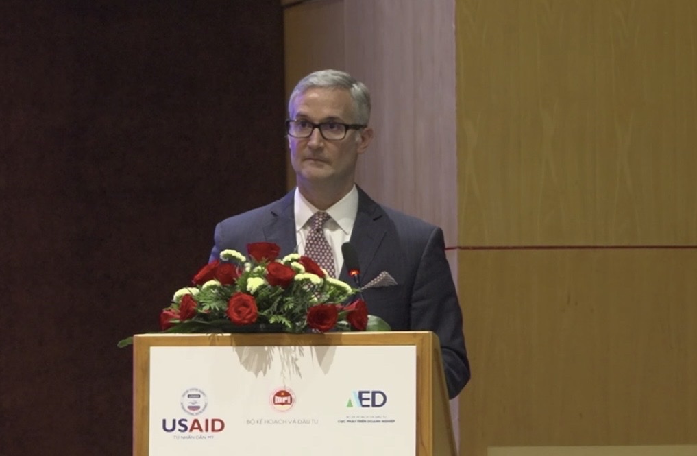 &Ocirc;ng Mark Birnbaum, Gi&aacute;m đốc&nbsp;USAID IPSC, ph&aacute;t biểu tại tọa đ&agrave;m.