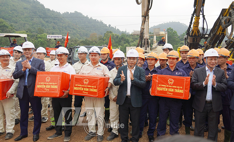 L&atilde;nh đạo Bộ Giao th&ocirc;ng vận tải v&agrave; tỉnh Quảng B&igrave;nh tặng qu&agrave; động vi&ecirc;n c&aacute;n bộ, c&ocirc;ng nh&acirc;n c&aacute;c nh&agrave; thầu thi c&ocirc;ng dự &aacute;n.