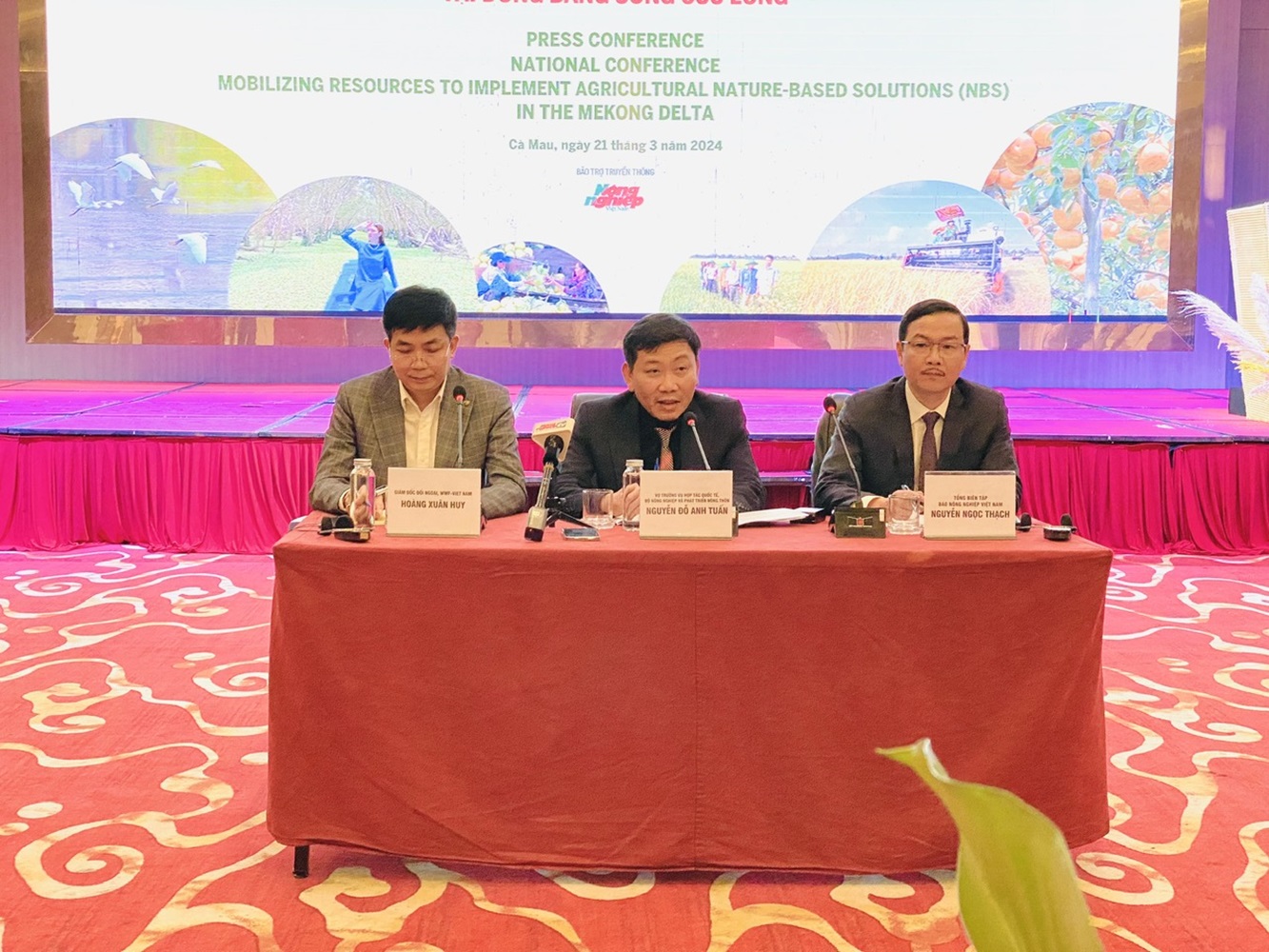 &Ocirc;ng Nguyễn Đỗ Anh Tuấn (người ngồi giữa) chủ tr&igrave; buổi họp b&aacute;o.