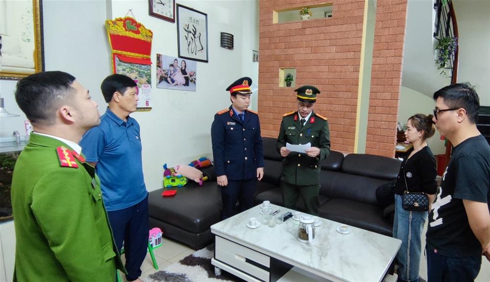 Cơ quan An ninh điều tra, Công an tỉnh Hà Nam tiến hành khám xét tại chỗ ở và nơi Pg88hi Thể Thao, Bóng Đá, Casino, Nổ Hũ, Xổ Số của bị can trong vụ án. Ảnh: Cổng thông tin Bộ Công an.