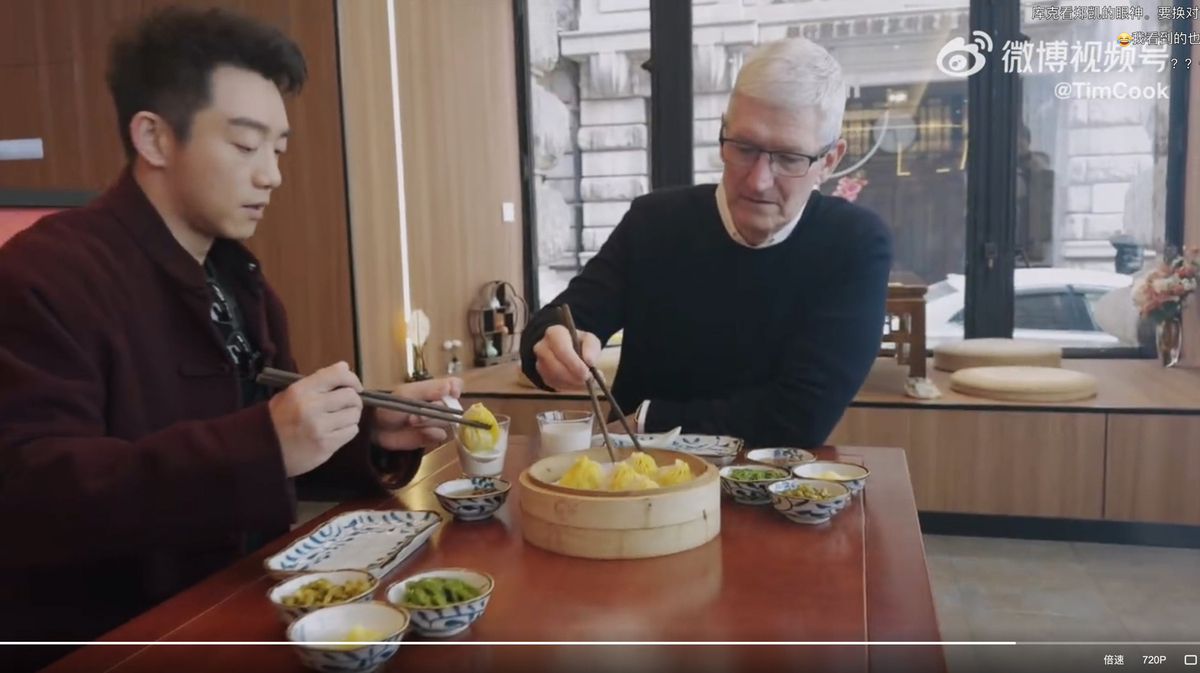 CEO Tim Cook d&ugrave;ng bữa s&aacute;ng truyền thống Trung Quốc với diễn vi&ecirc;n nổi tiếng Zheng Kai.&nbsp;