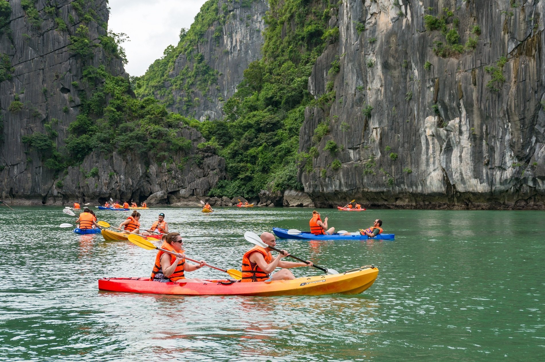 Dự kiến trong th&aacute;ng 4 v&agrave; th&aacute;ng 5, lượng du kh&aacute;ch đến vịnh Hạ Long sẽ tăng vọt v&igrave; bắt đầu bước v&agrave;o thời gian cao điểm của du lịch biển đảo.